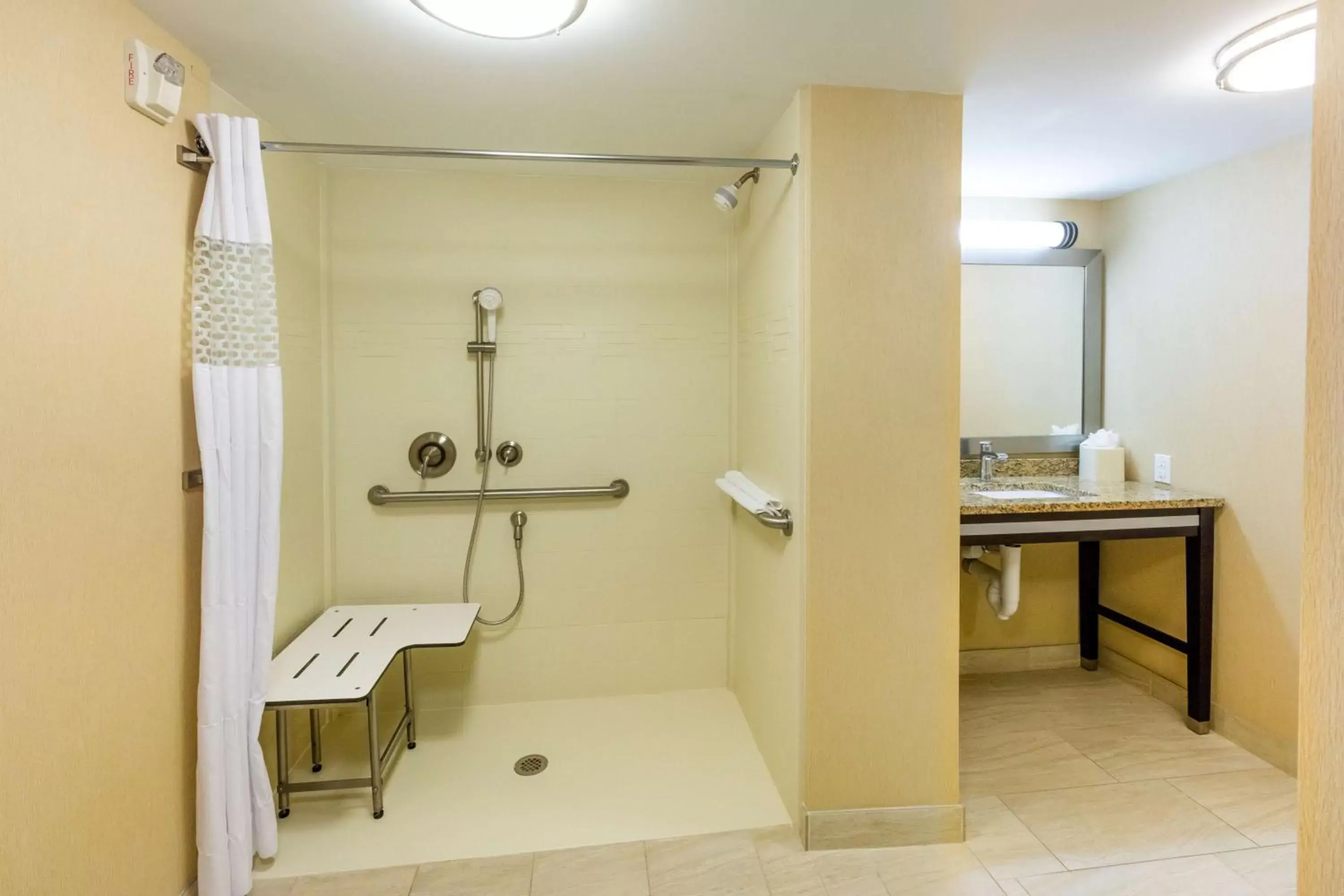Bathroom in Hampton Inn Daytona Beach/Beachfront