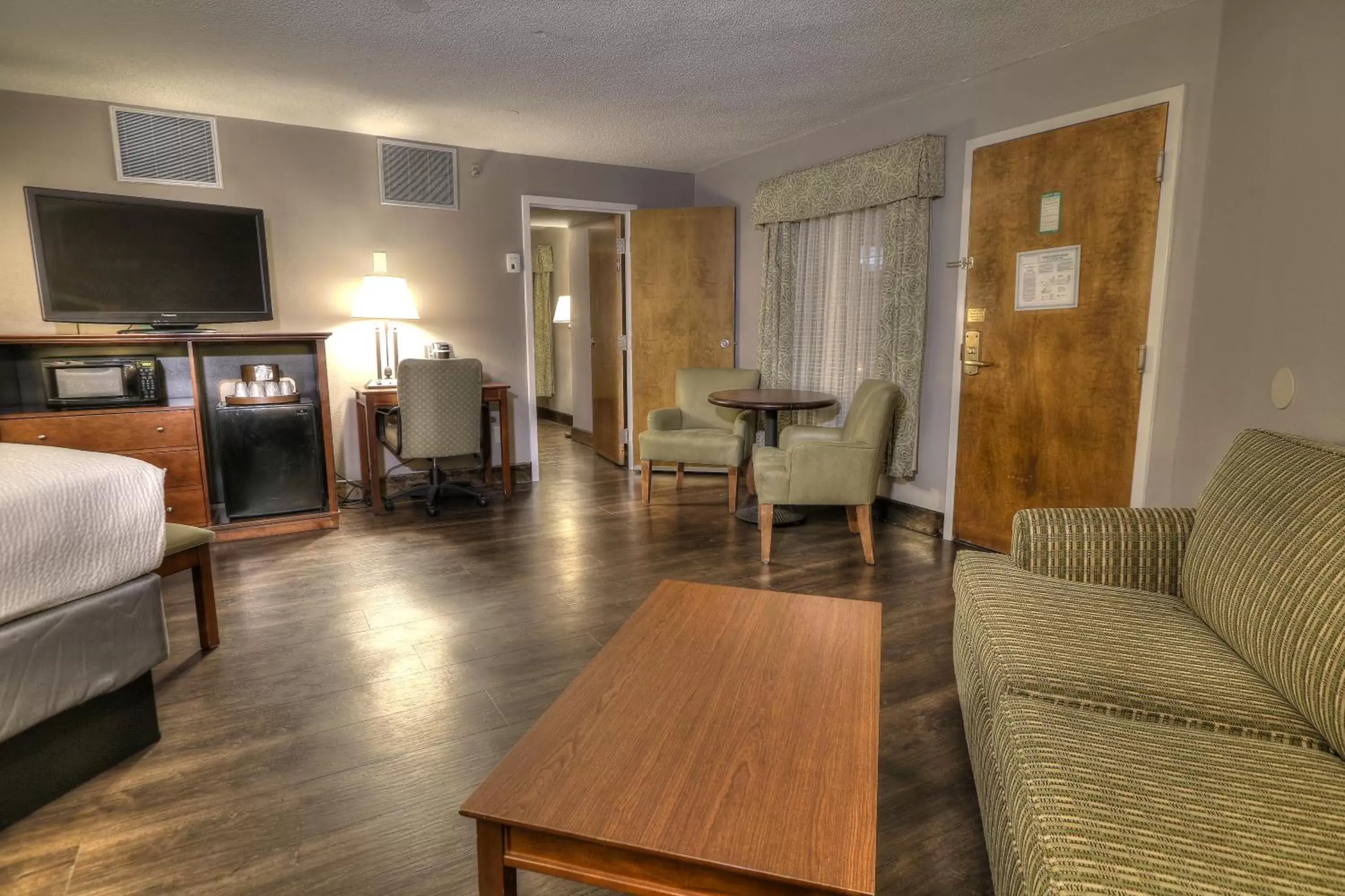 Living room, Seating Area in The Ramsey Hotel and Convention Center