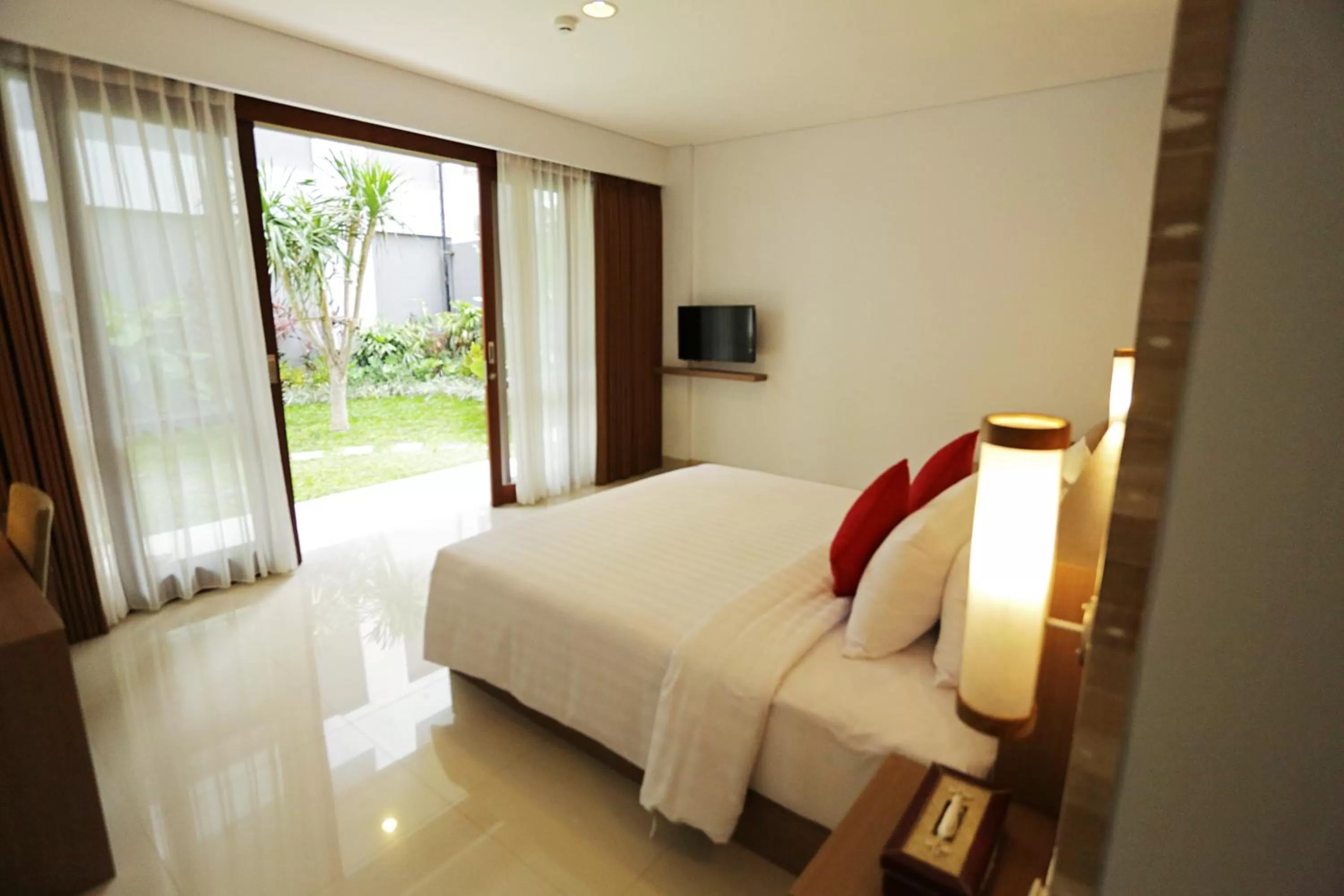 Garden view, Bed in Grand La Walon Hotel