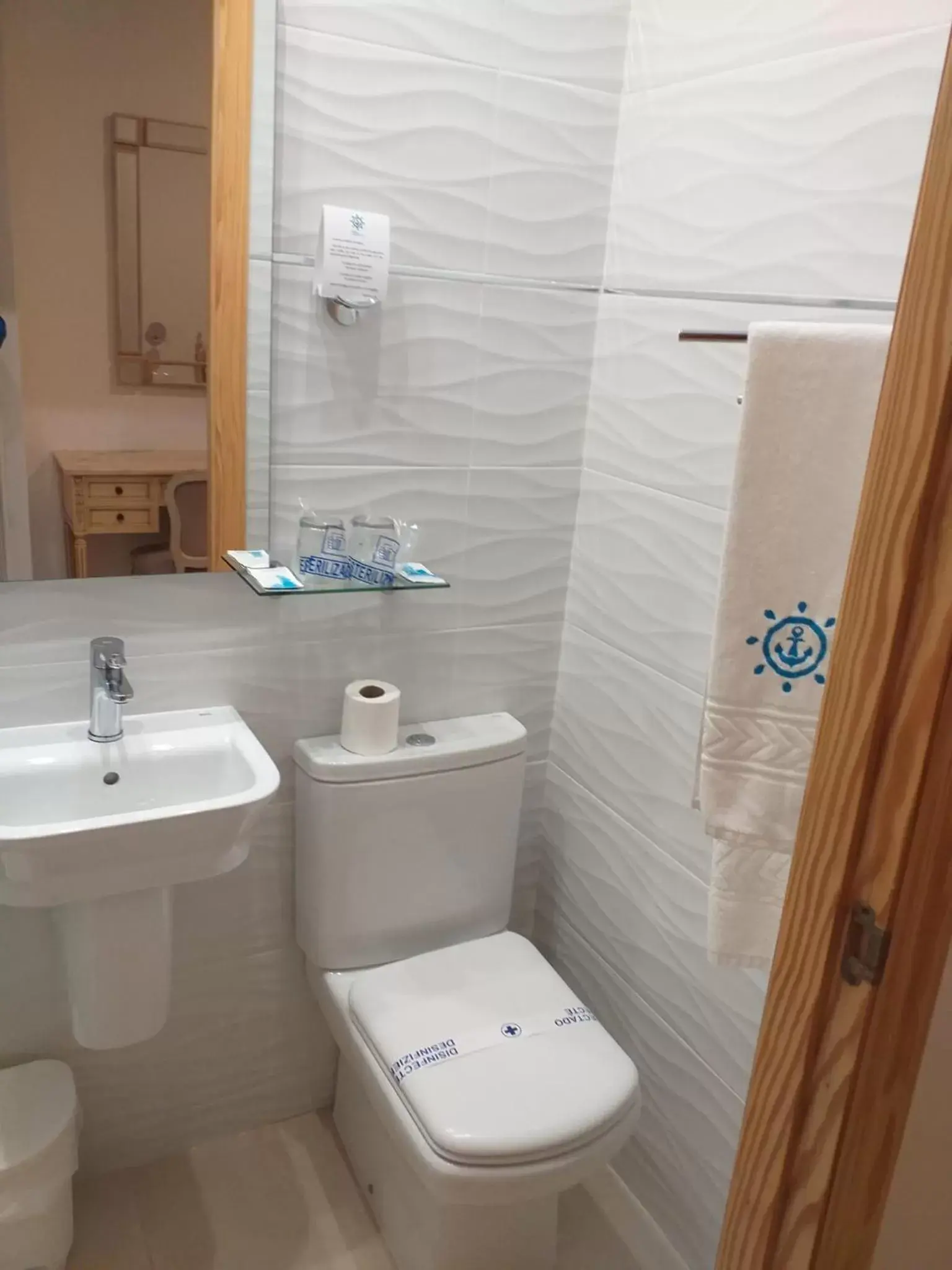 Toilet, Bathroom in Hotel Maritimo