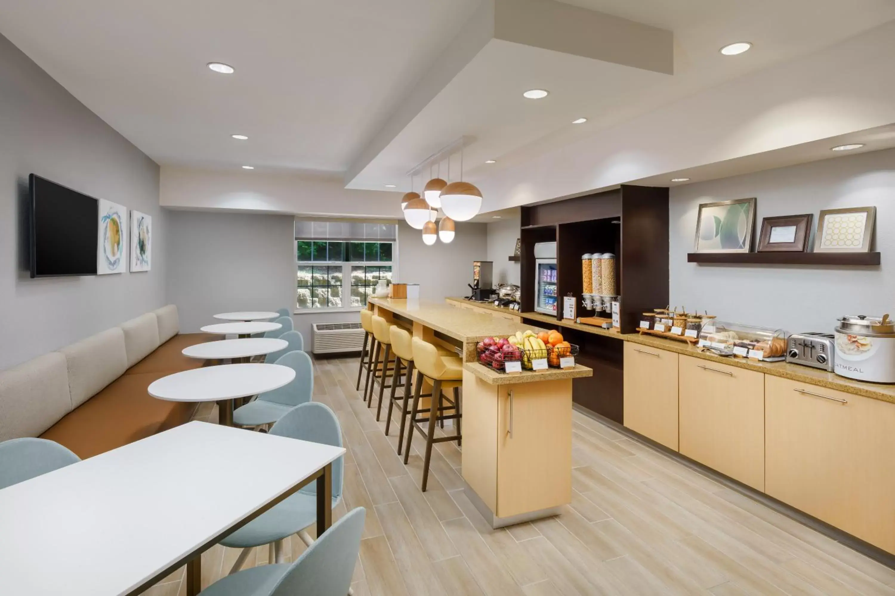 Seating area, Restaurant/Places to Eat in TownePlace Suites Manchester-Boston Regional Airport