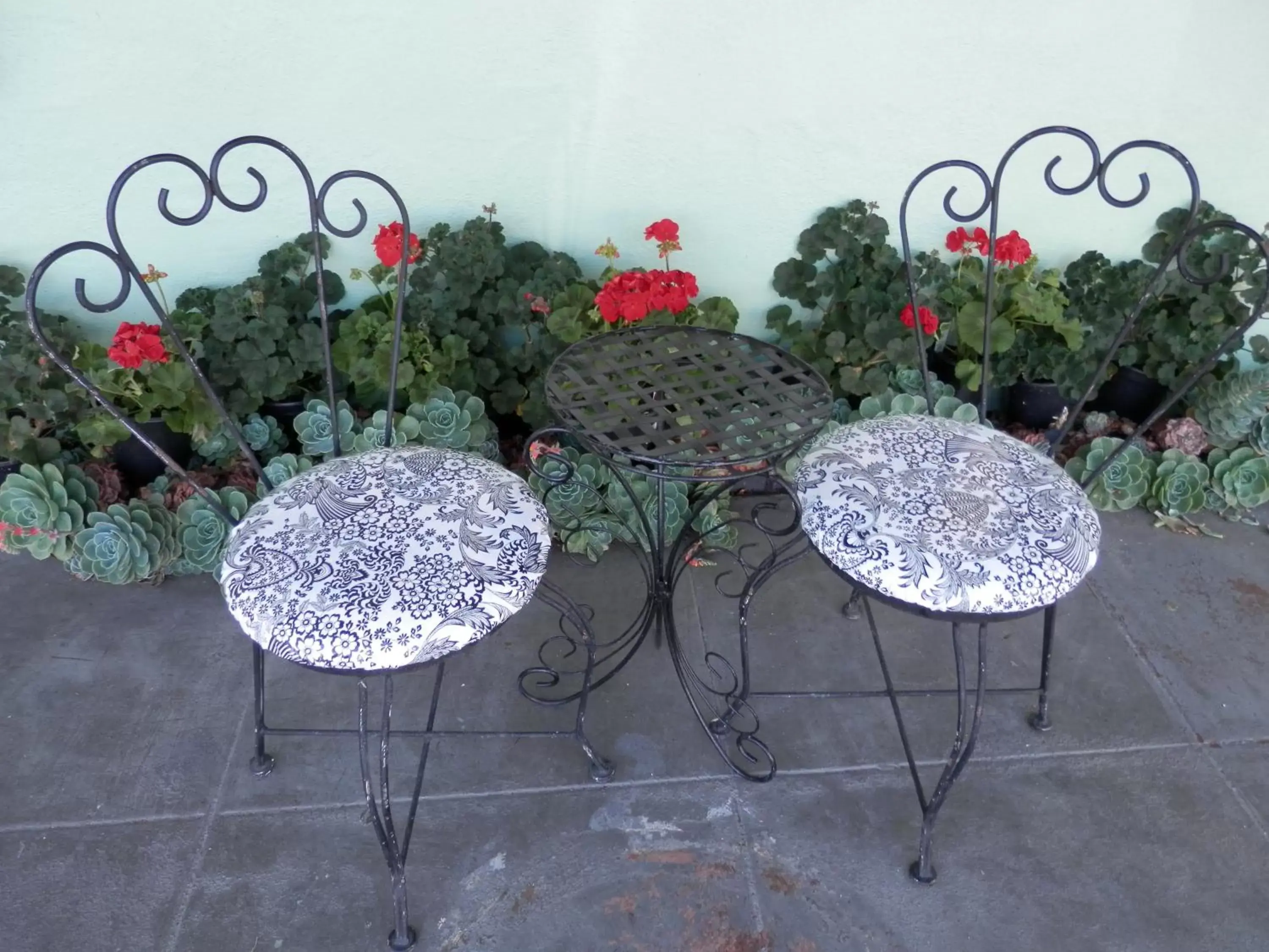 Seating area in Villa Franca Inn