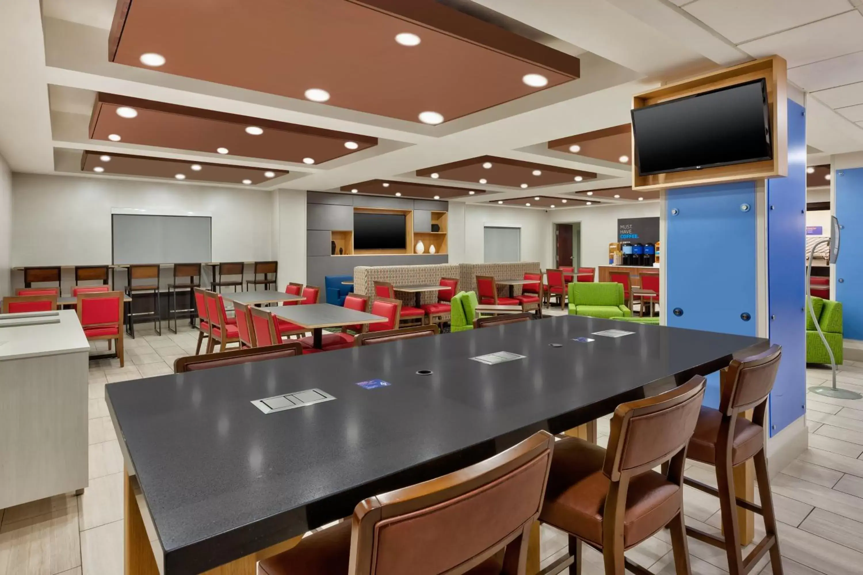 Lobby or reception in Holiday Inn Express & Suites Chesapeake, an IHG Hotel