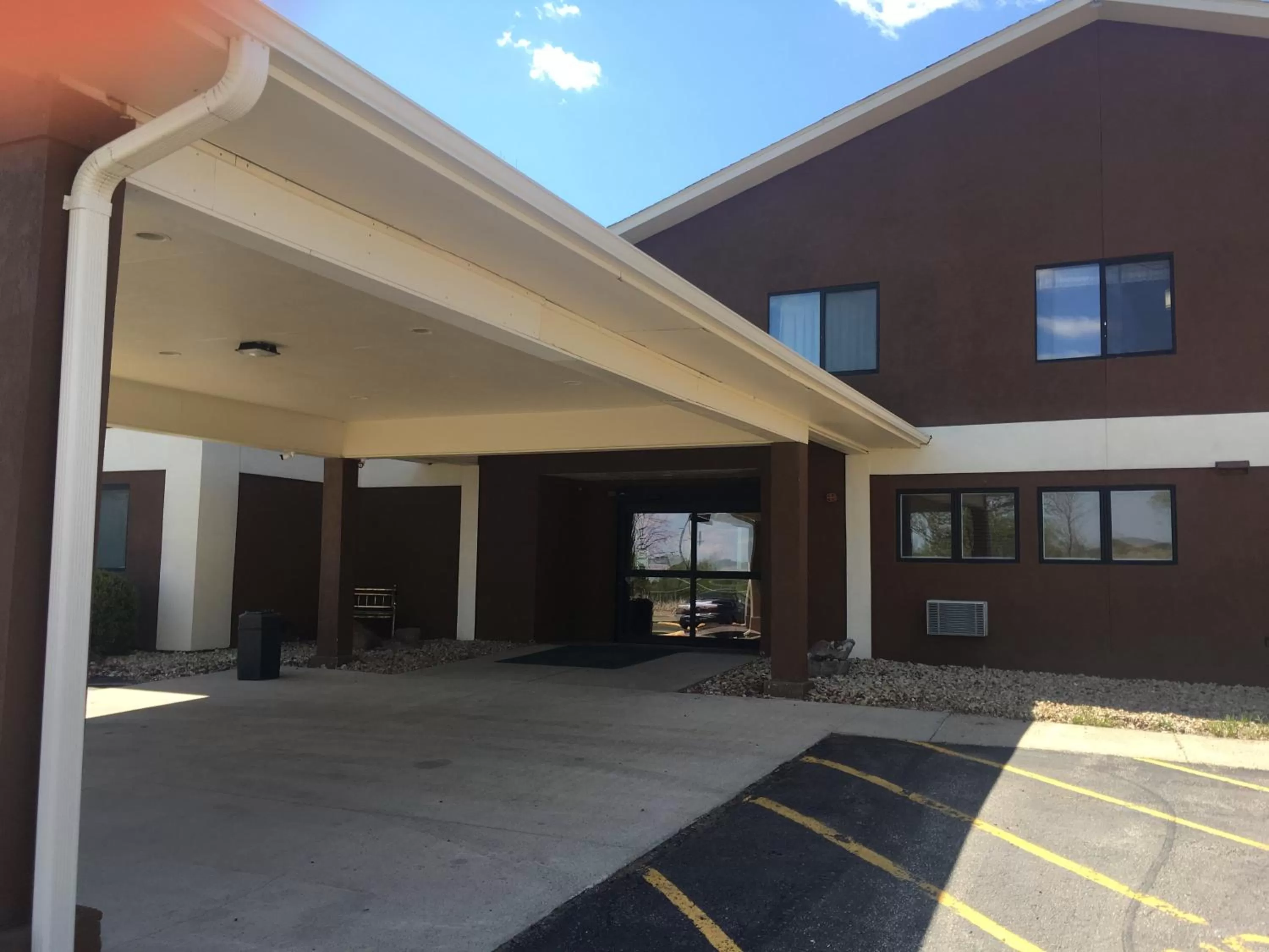 Facade/entrance in Super 8 by Wyndham Blue Earth