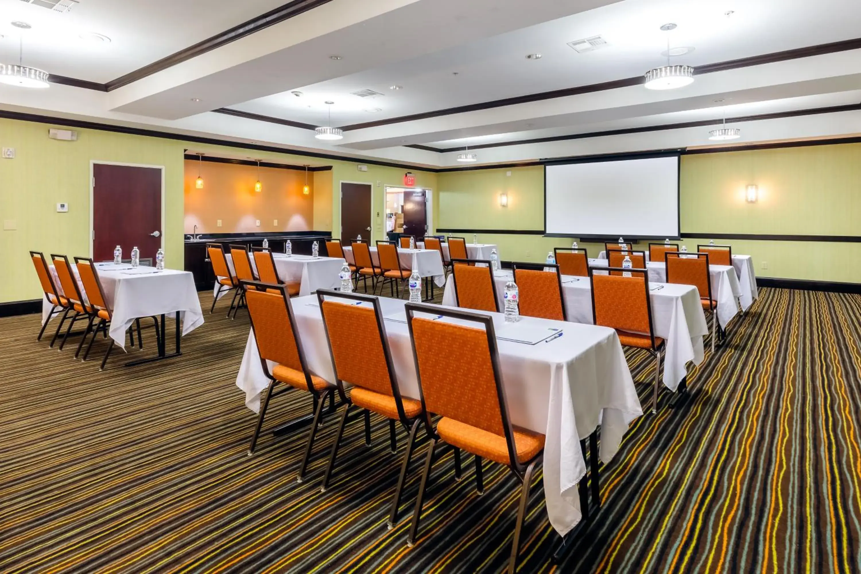 Meeting/conference room in Holiday Inn Express Hotel & Suites Dallas West