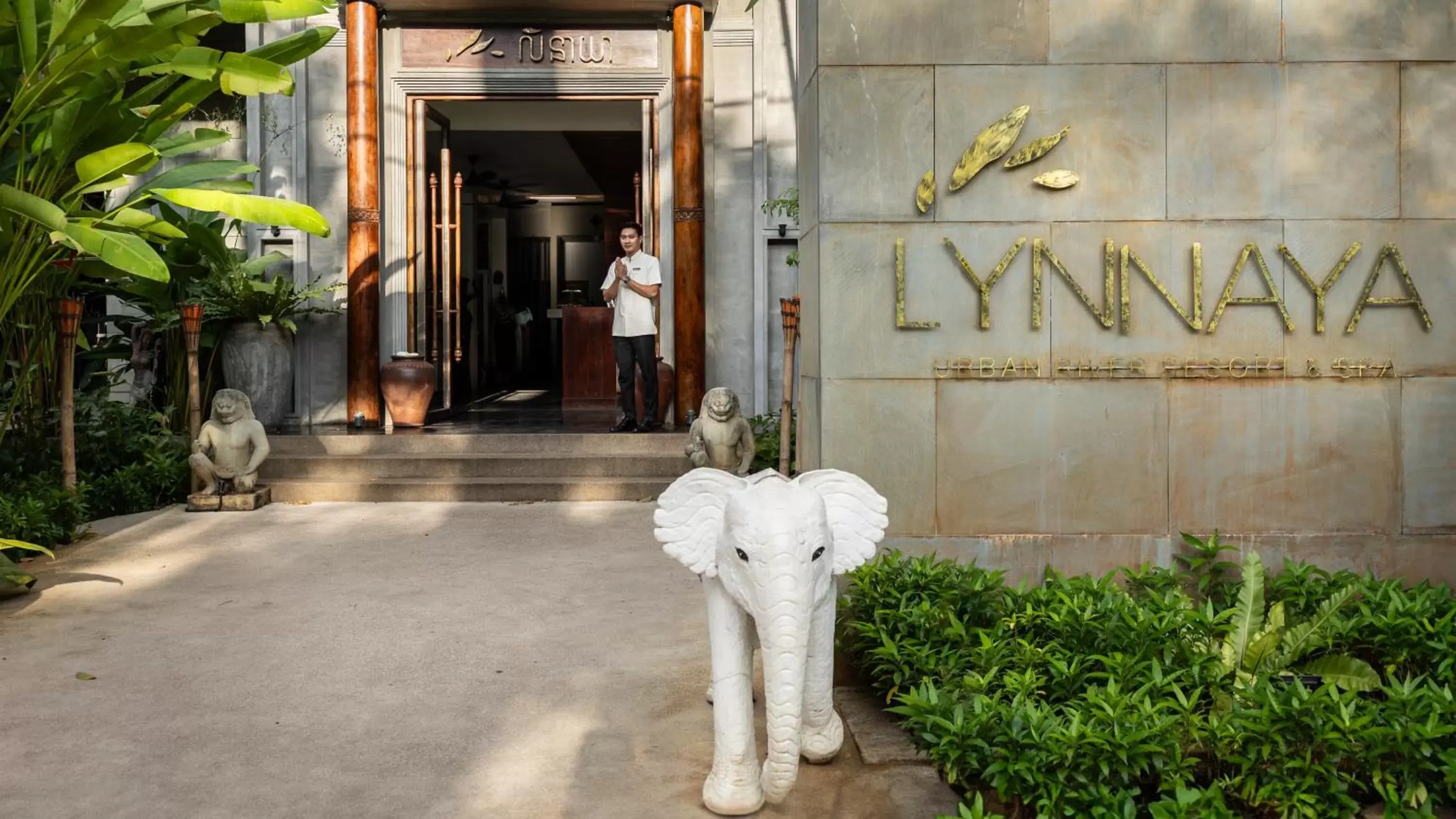 Facade/entrance in Lynnaya Urban River Resort