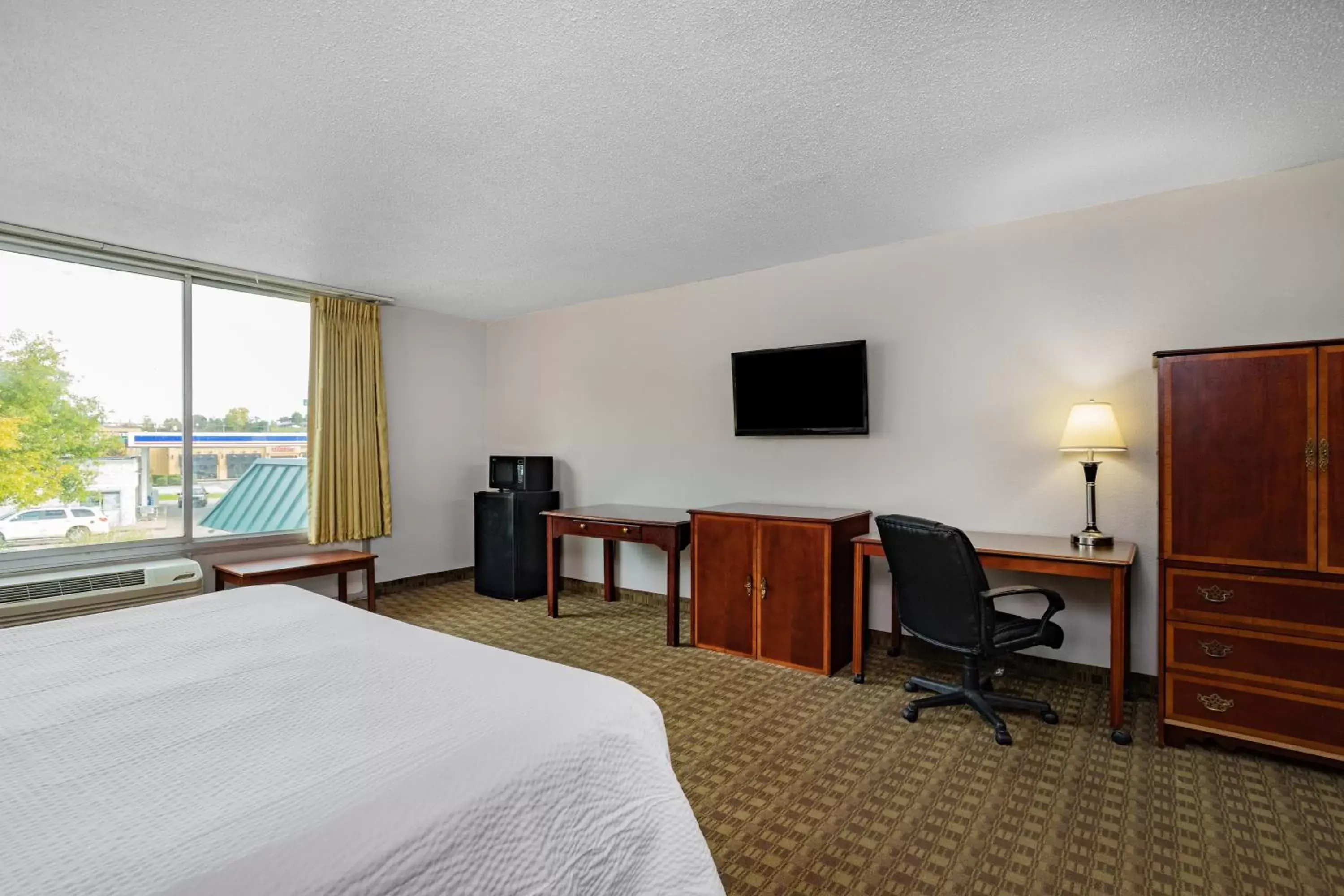 TV/Entertainment Center in Days Inn by Wyndham Cambridge