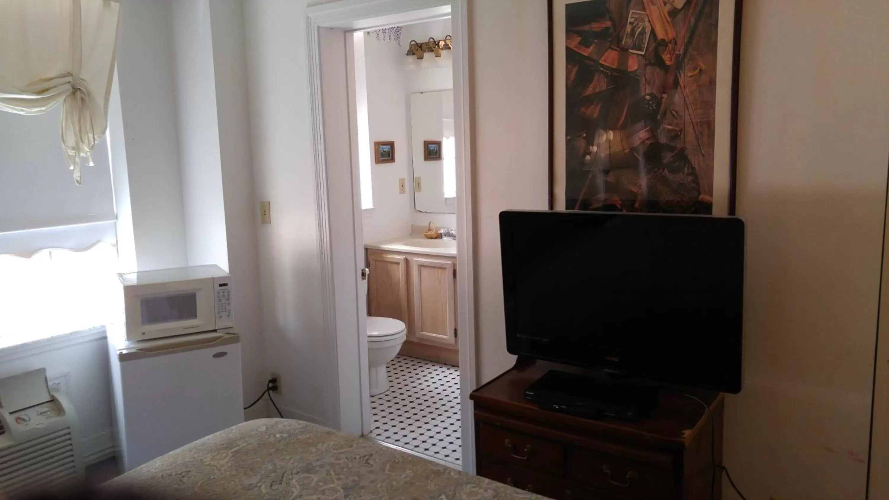 Bathroom, TV/Entertainment Center in Seminole Inn