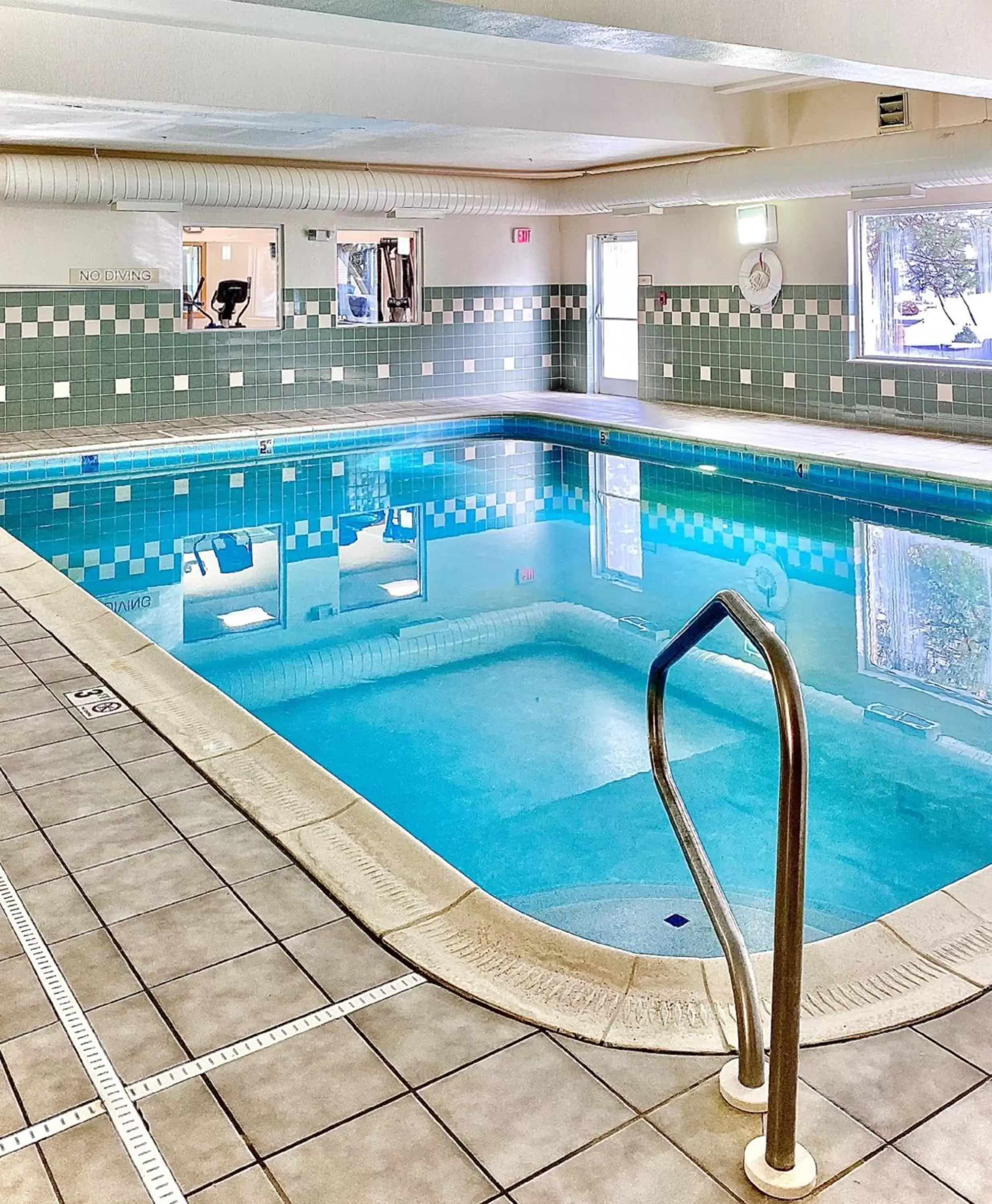 Swimming Pool in Country Inn & Suites by Radisson, Cincinnati Airport, KY