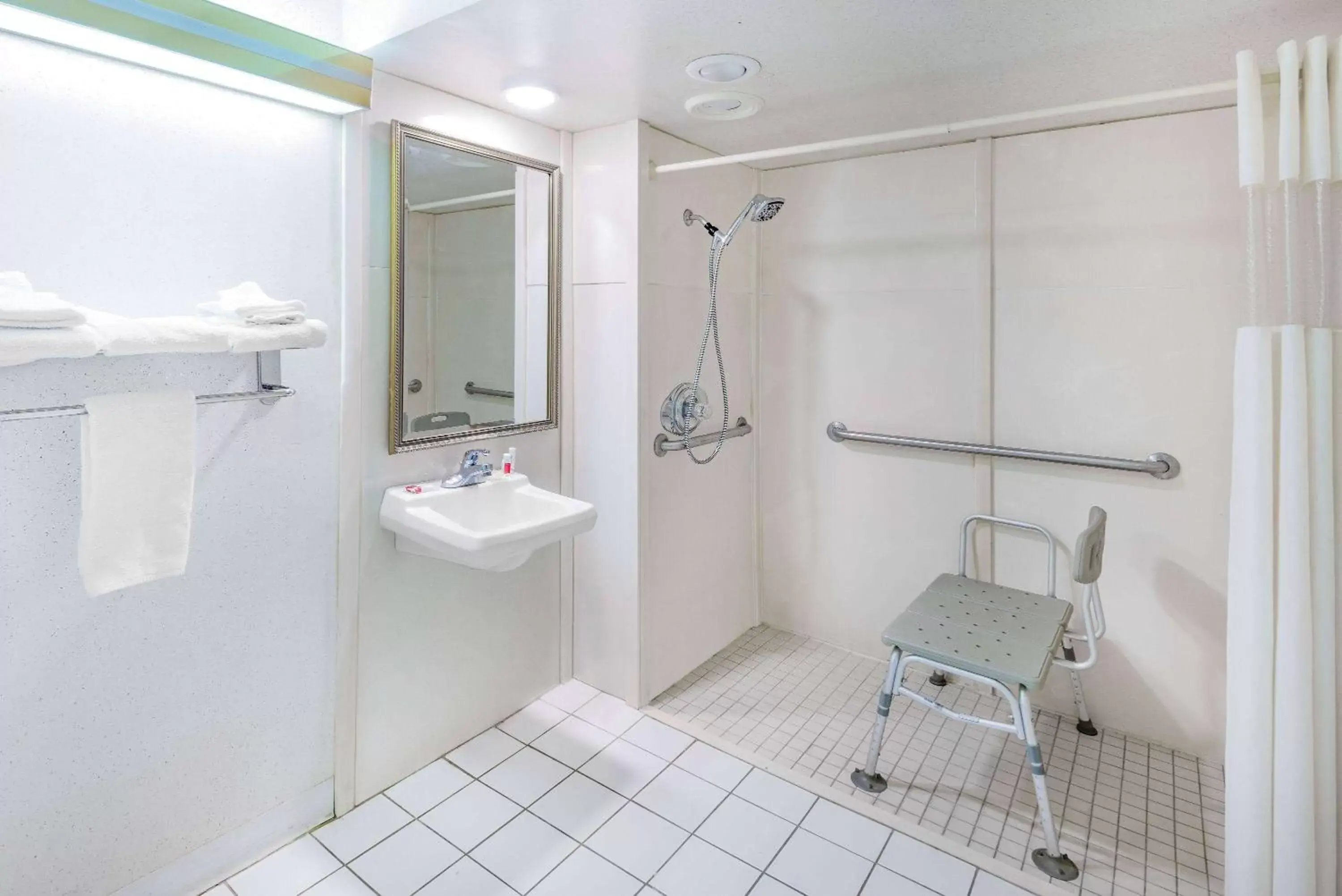 Shower, Bathroom in Howard Johnson by Wyndham Staunton