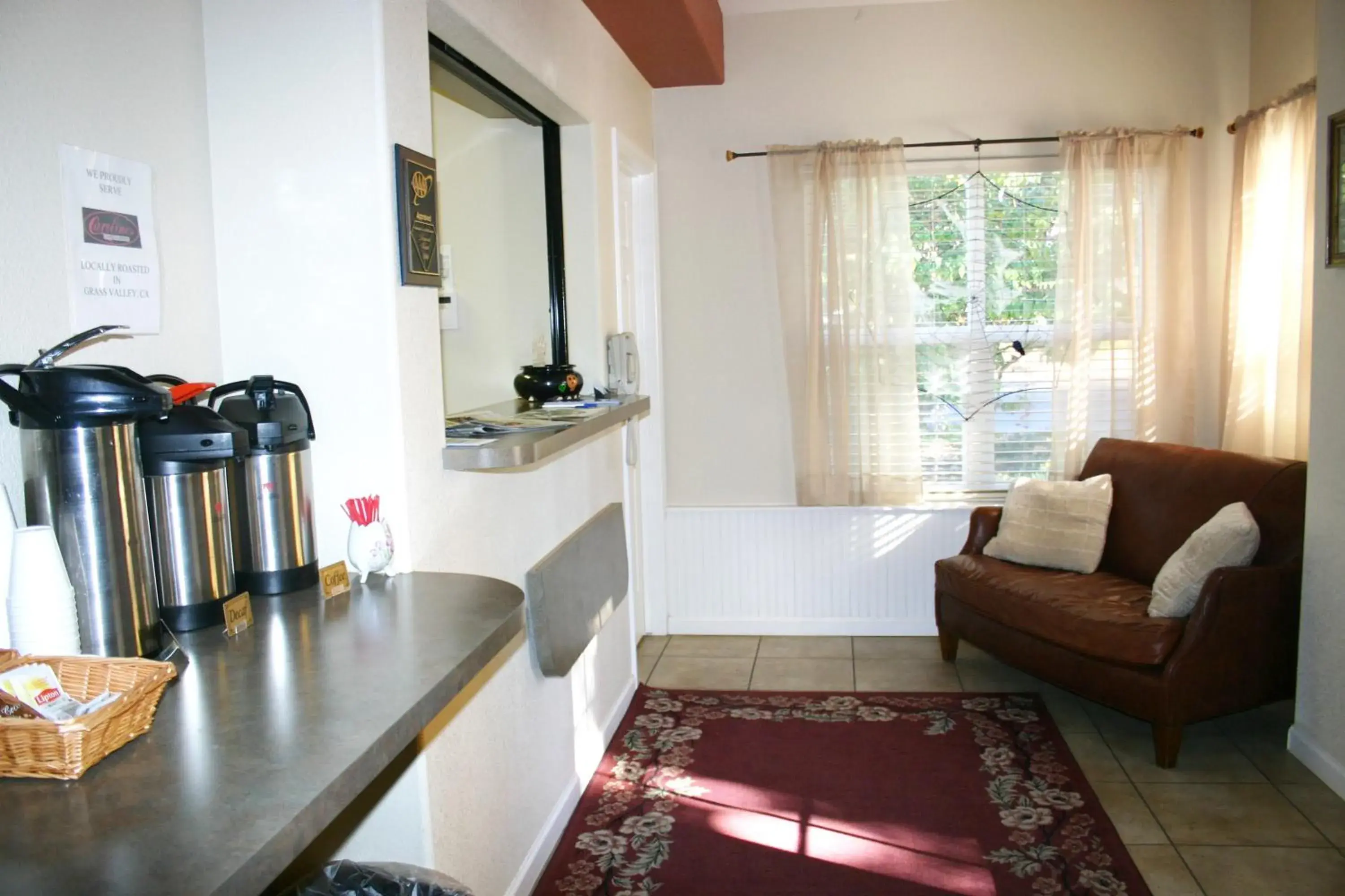 Coffee/tea facilities, Seating Area in Nevada City Inn