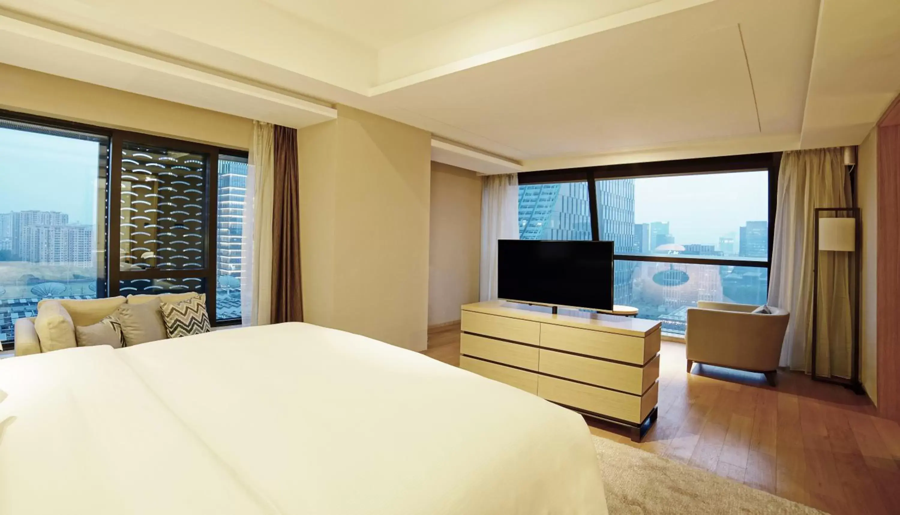 Bedroom, TV/Entertainment Center in Hilton Suzhou