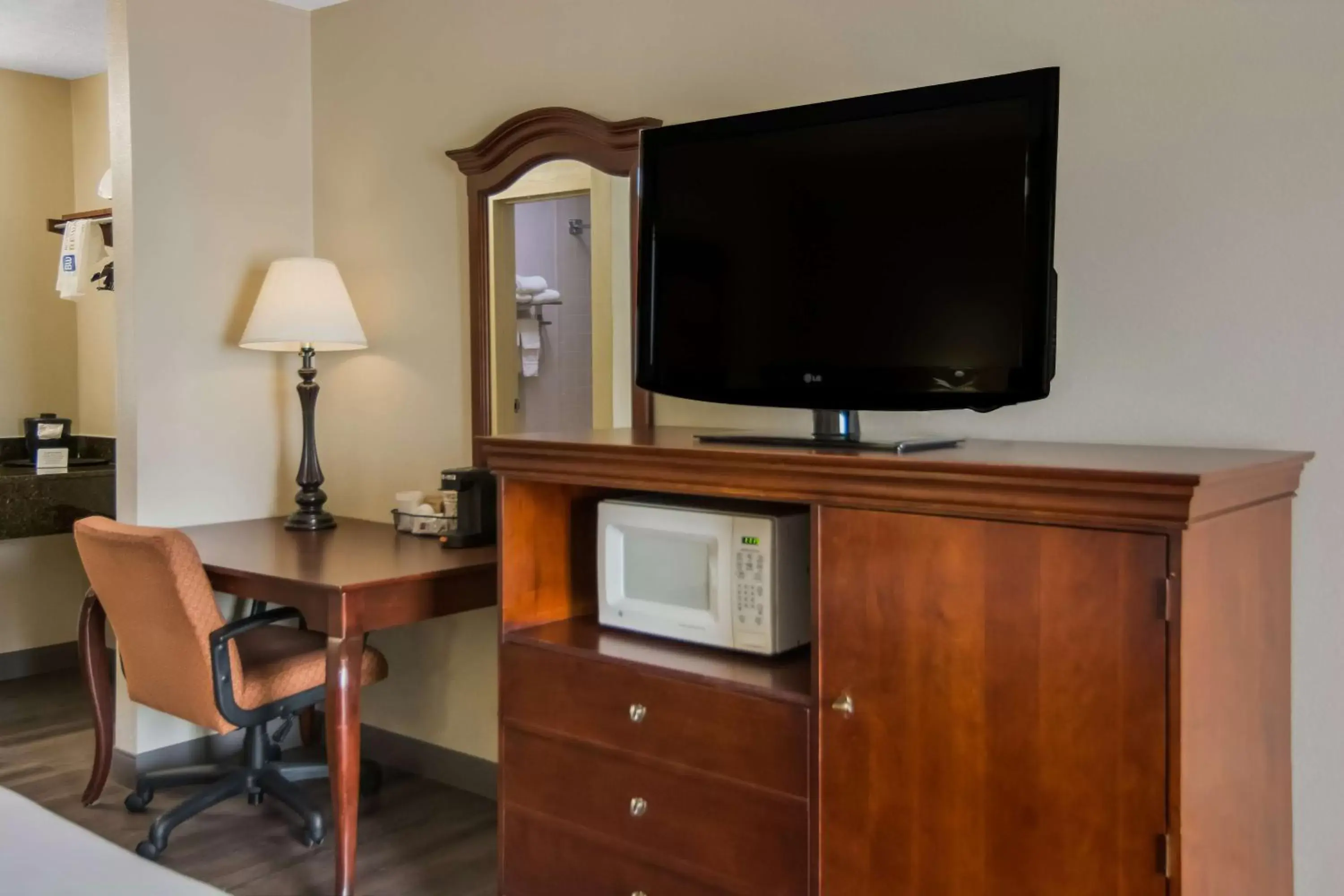 Bedroom, TV/Entertainment Center in Best Western Aquia Quantico