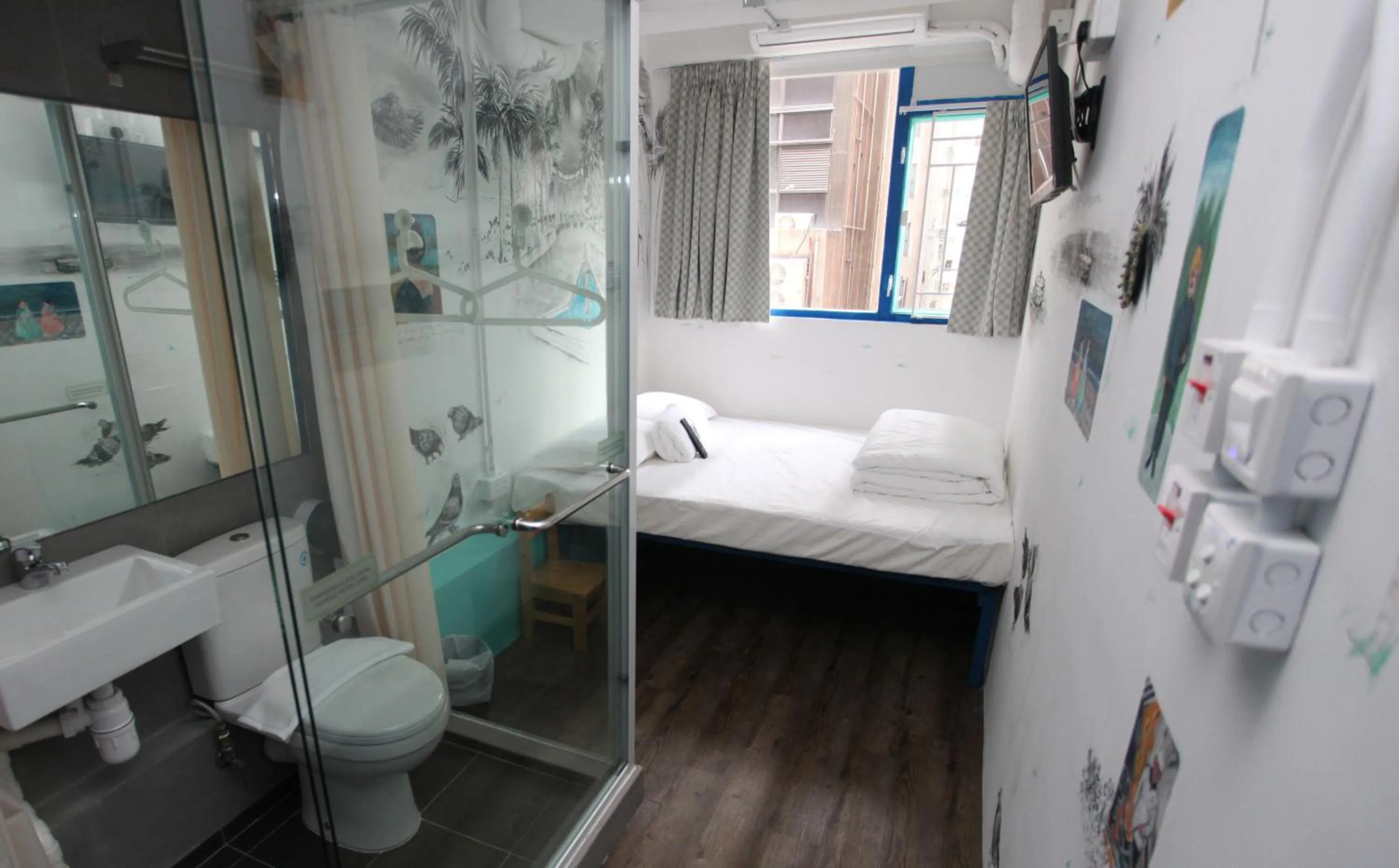 Photo of the whole room, Bed in Hop Inn