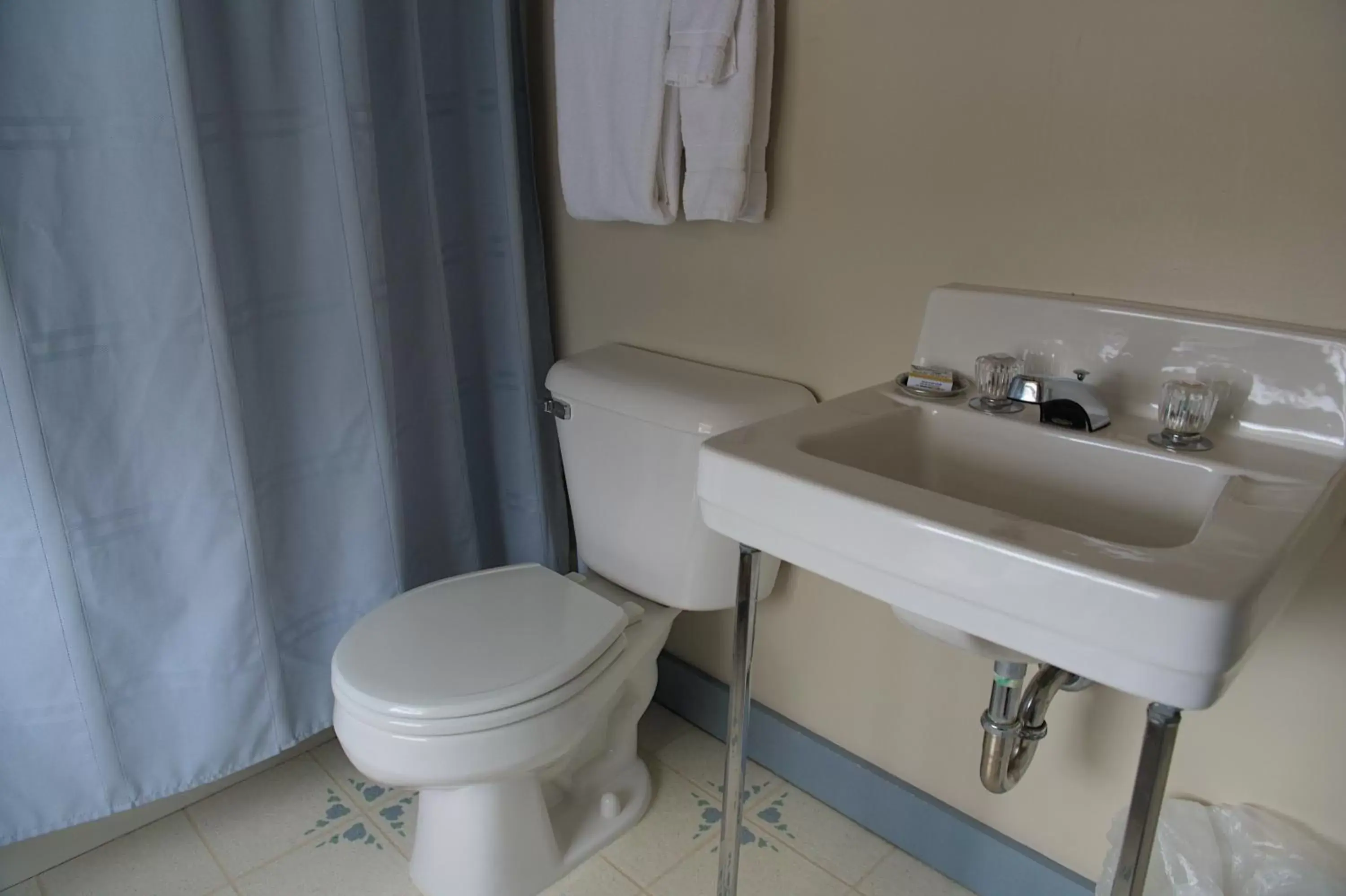 Bathroom in Shoreham Inn Bed & Breakfast