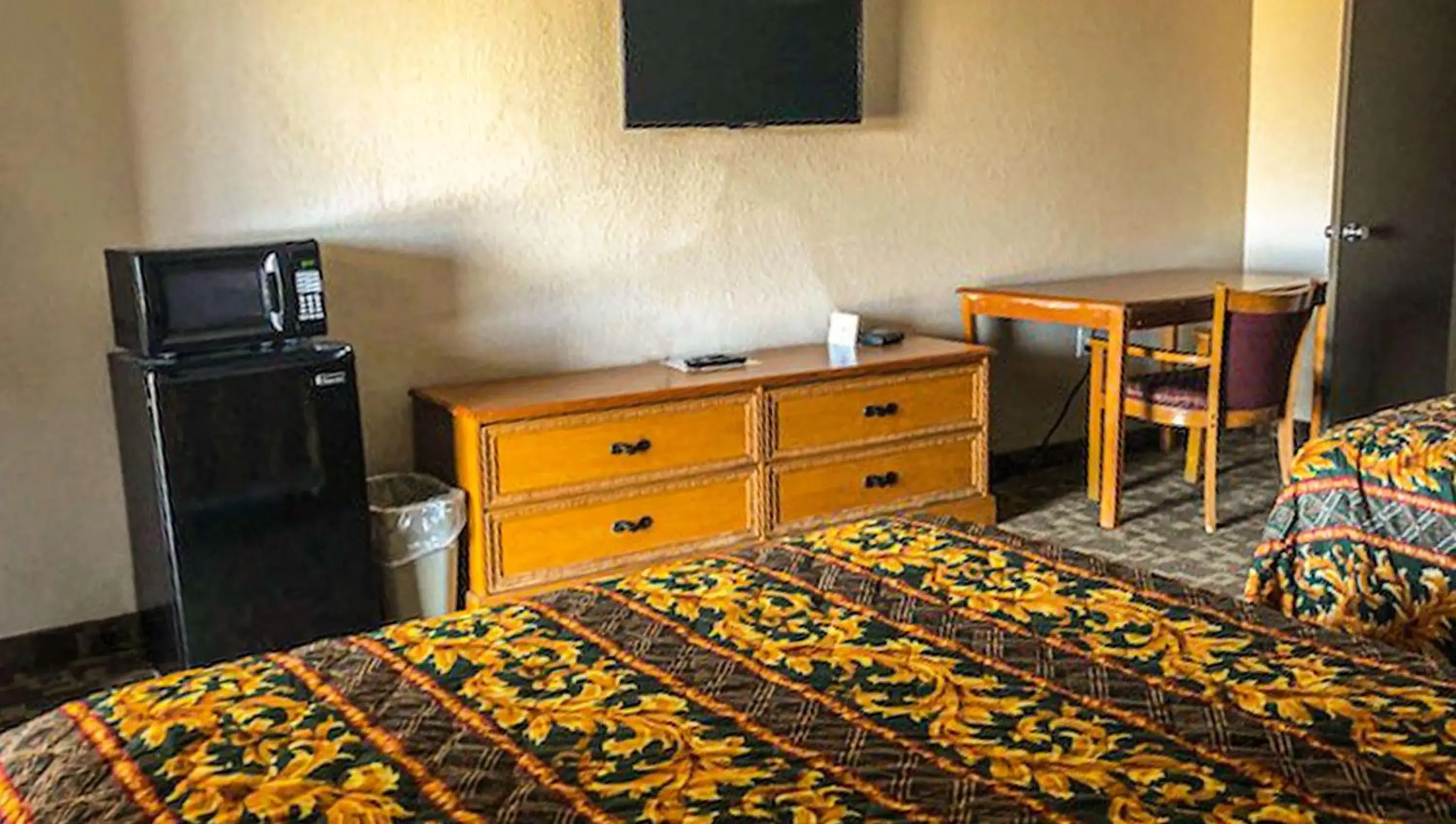 Photo of the whole room in Budget Inn Ardmore OK Photo of the whole room in Budget Inn Ardmore OK