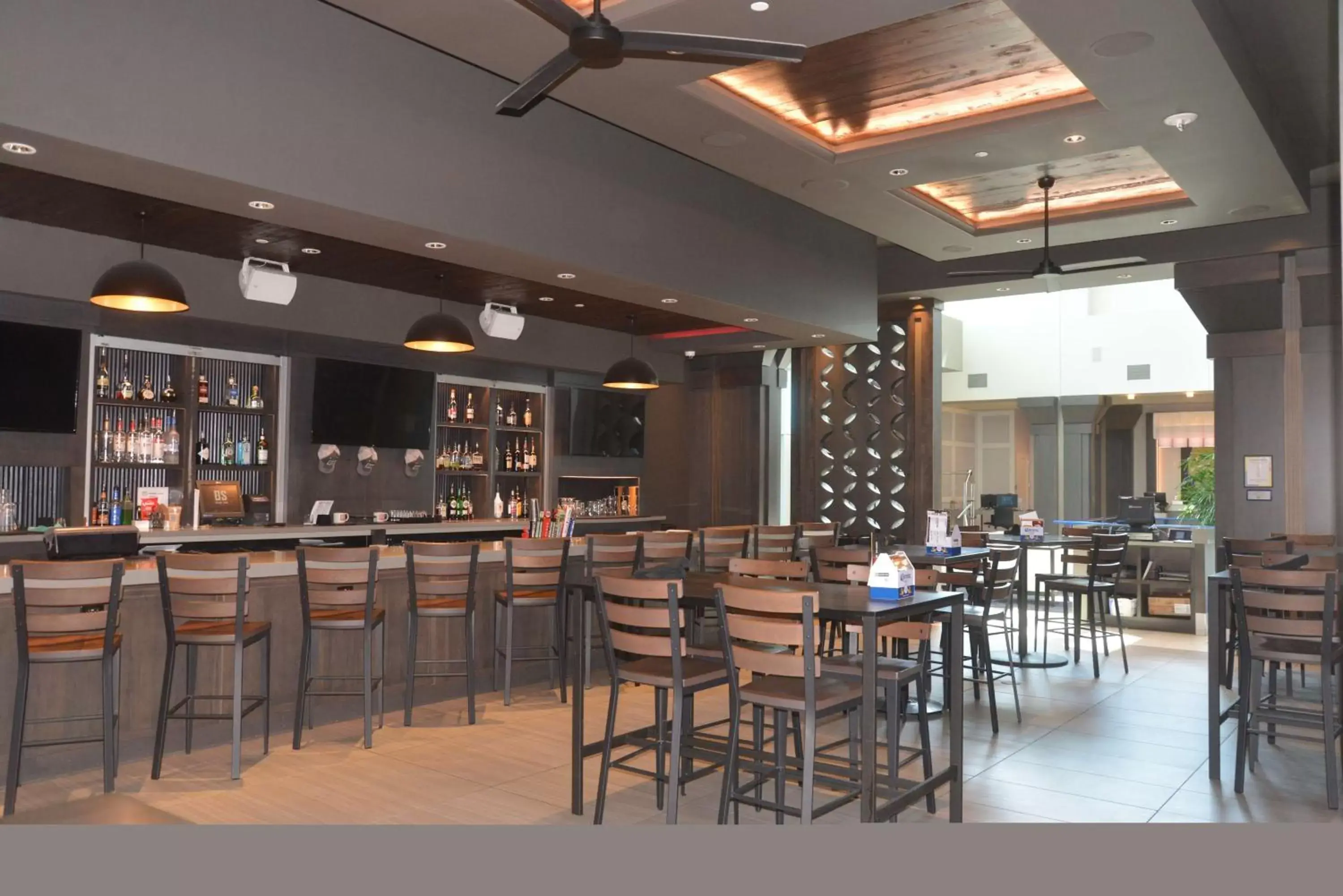 Lounge or bar, Restaurant/Places to Eat in Embassy Suites by Hilton Kansas City Olathe