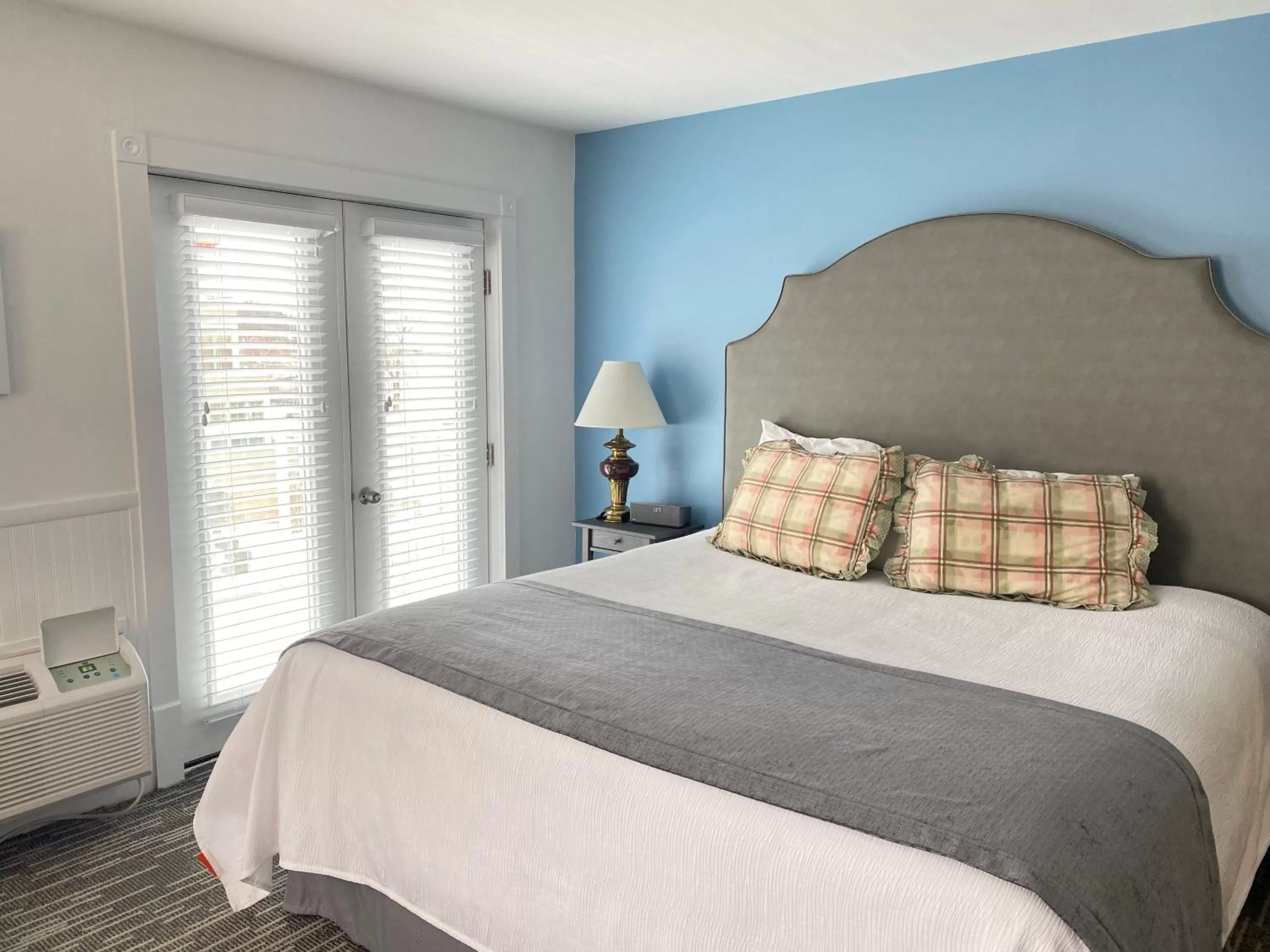 Bed in Harbor House Inn