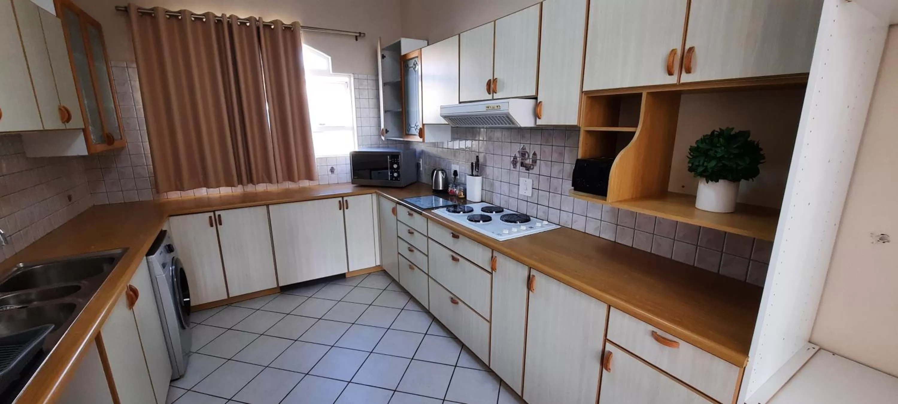 kitchen, Kitchen/Kitchenette in DESERT DREAMS B&B