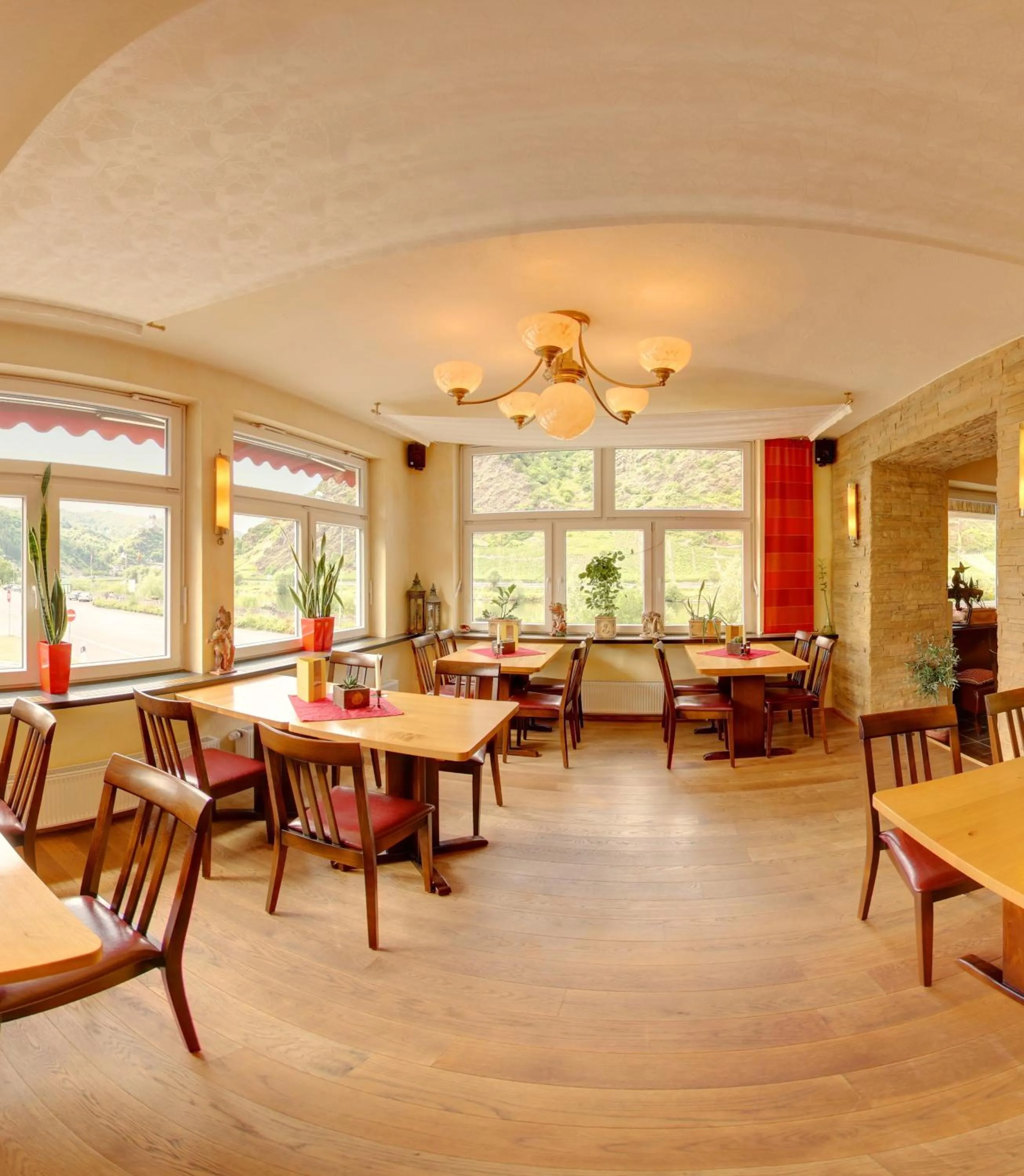 Restaurant/places to eat in Stumbergers Hotel - free parking -