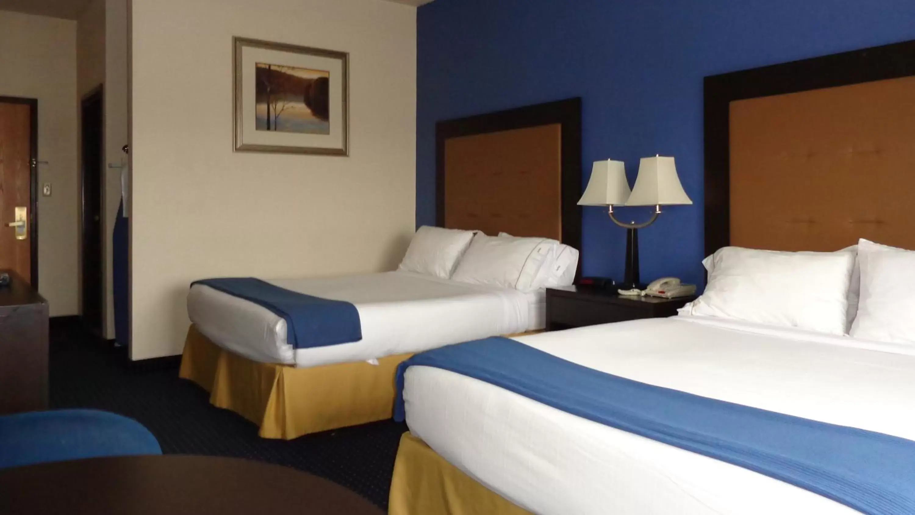 Photo of the whole room, Bed in Holiday Inn Express & Suites New Buffalo, MI, an IHG Hotel