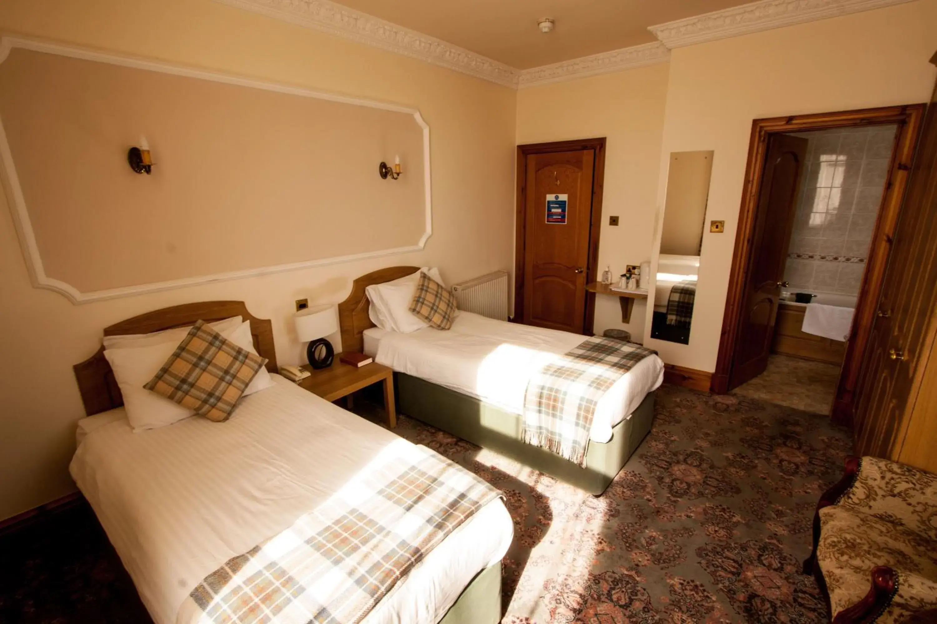 Bedroom, Bed in Duke Of Gordon Hotel