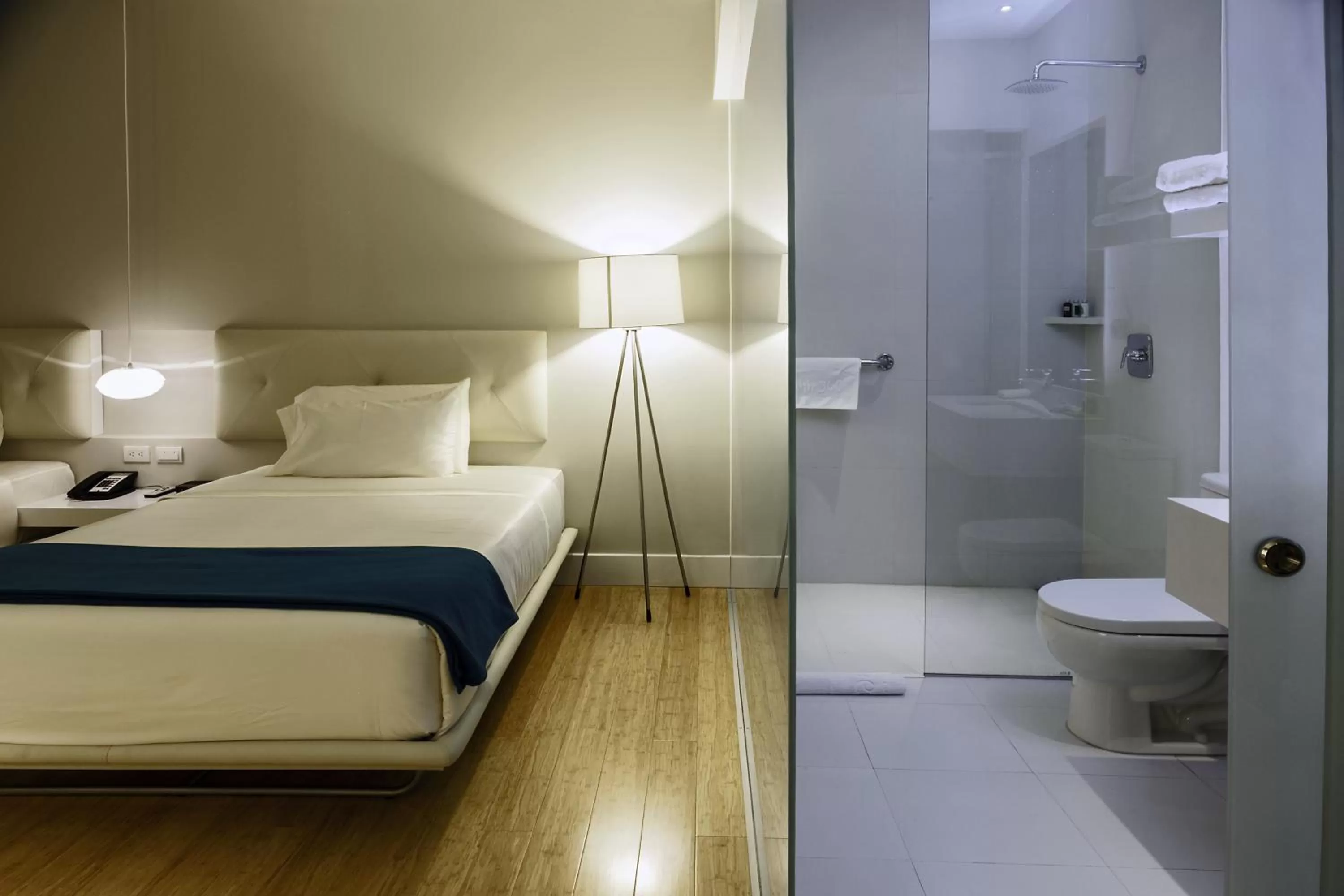 Bathroom, Bed in TRYP by Wyndham Cuenca Zahir