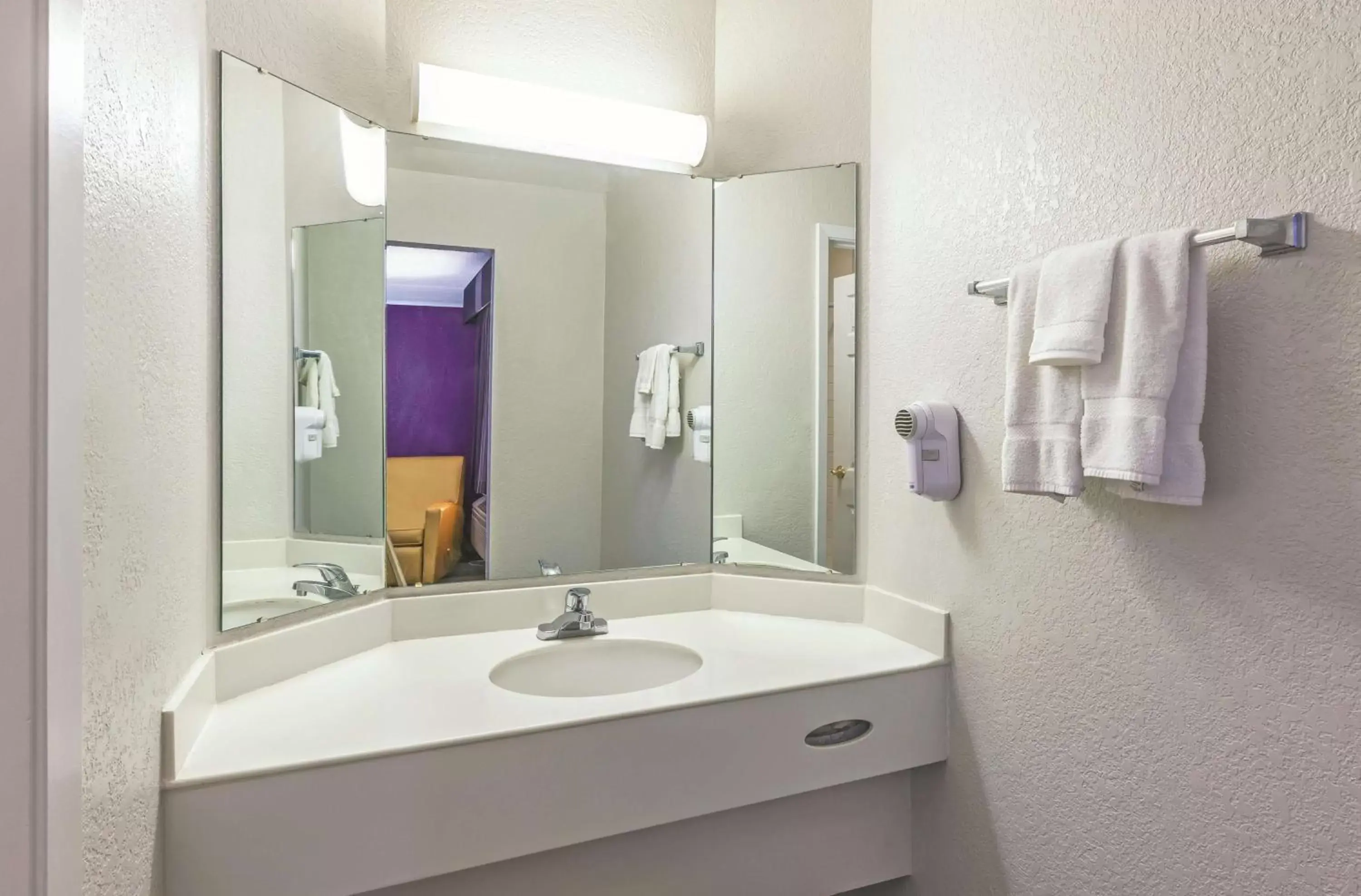 Bathroom in La Quinta Inn by Wyndham Midland