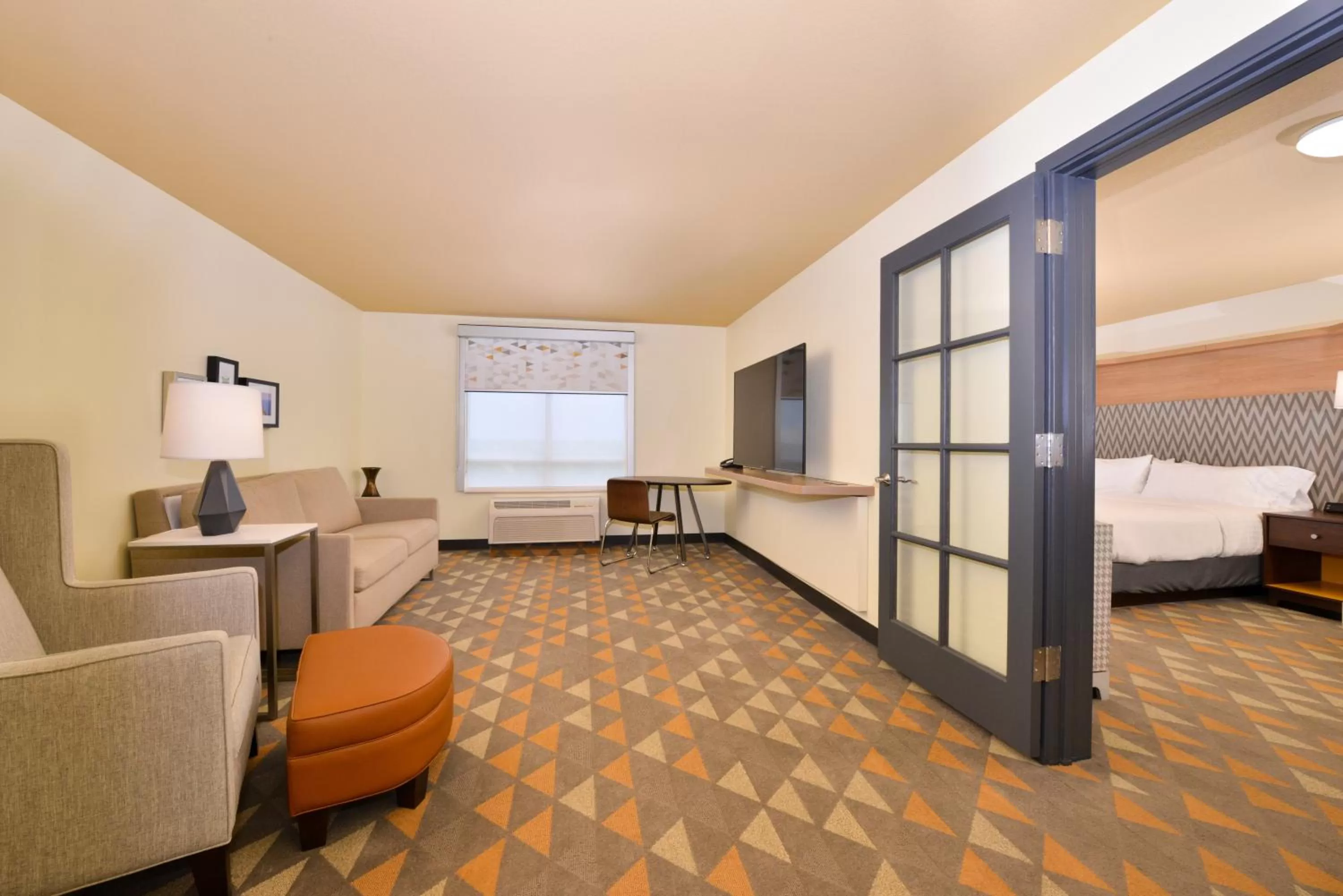 Photo of the whole room, Bed in Holiday Inn Kansas City Airport by IHG