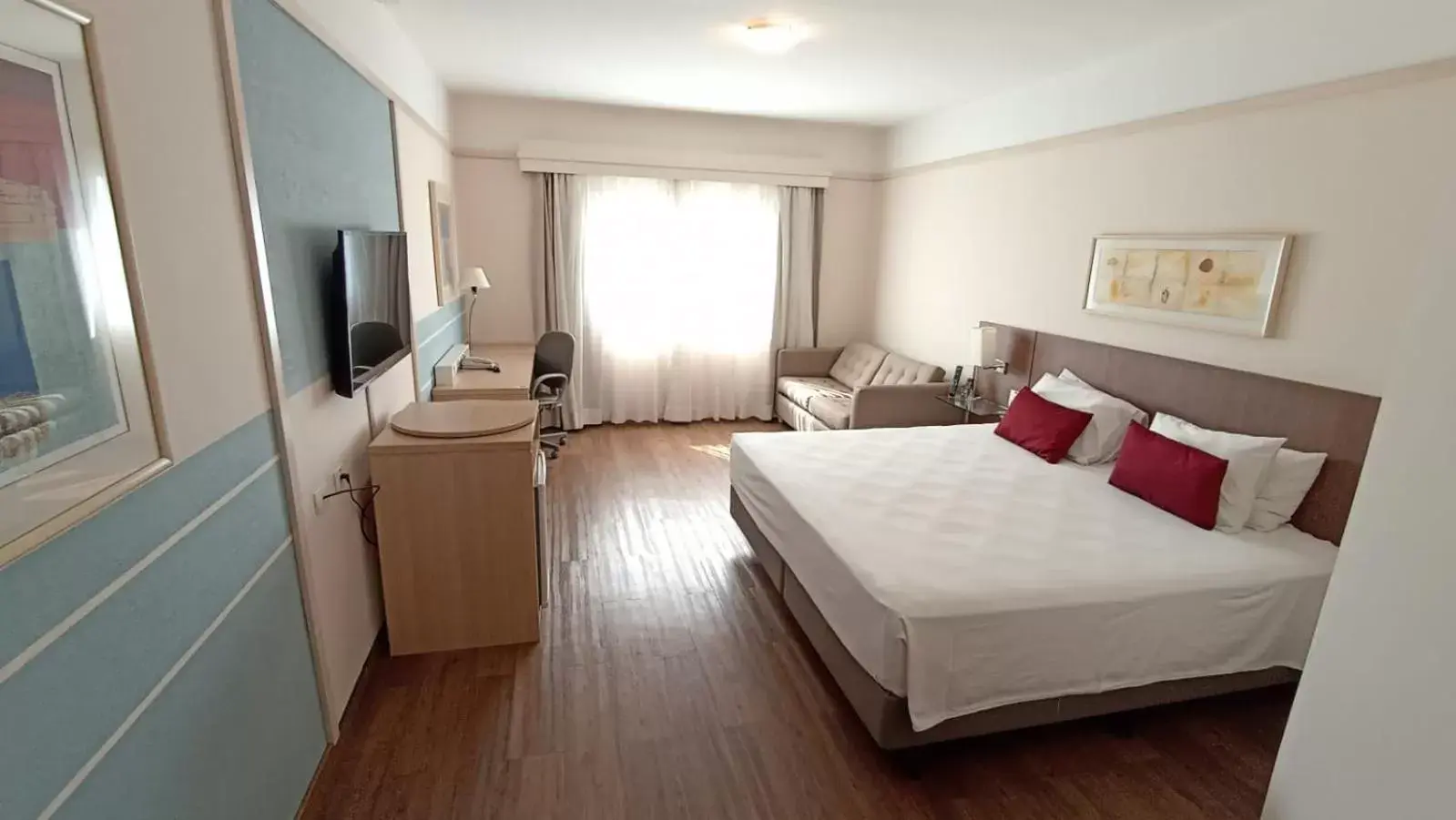 Photo of the whole room, Bed in Comfort Suites Londrina