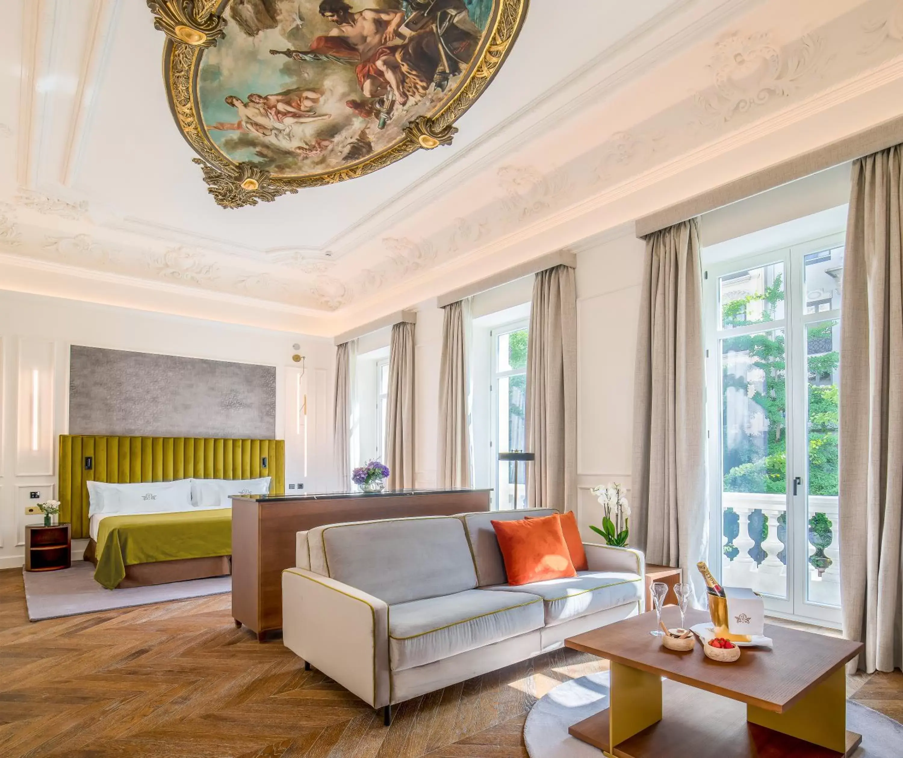 Bed, Seating Area in Palacio Gran Vía, a Royal Hideaway Hotel