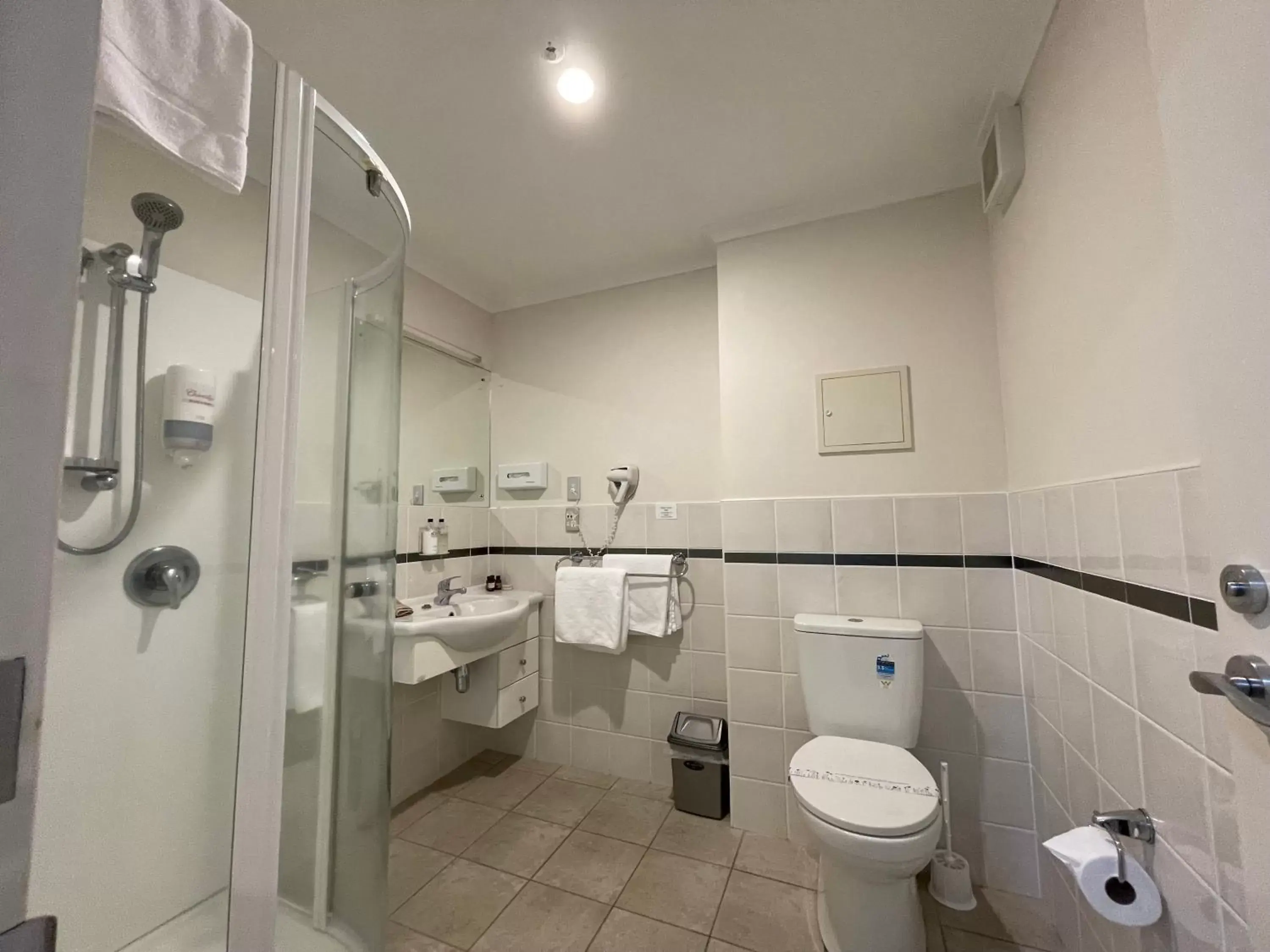 Bathroom in Chantillys Motor Lodge