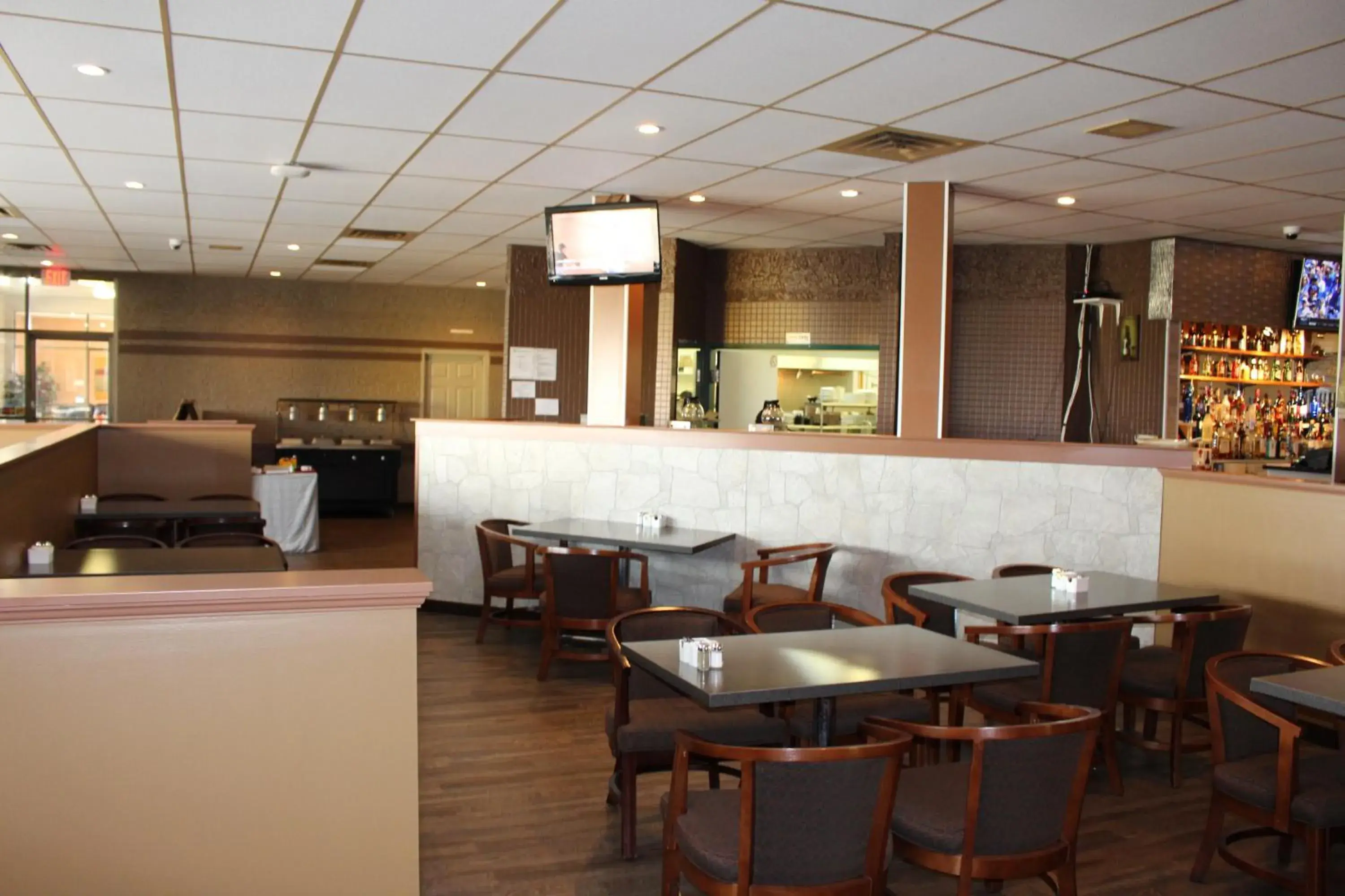 Lunch, Lounge/Bar in Travelodge by Wyndham Swift Current