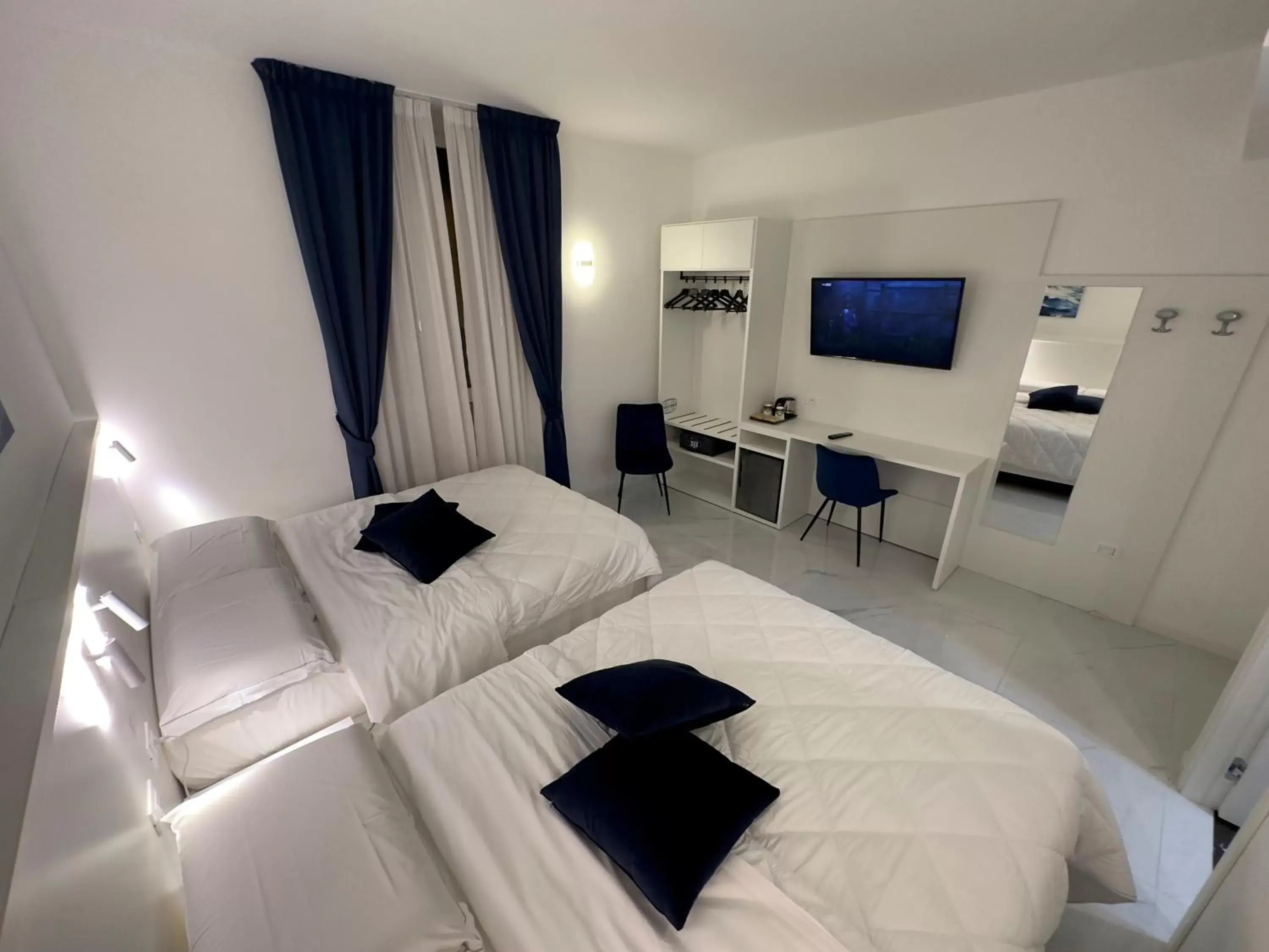Bed, TV/Entertainment Center in Hotel Smart Cruise