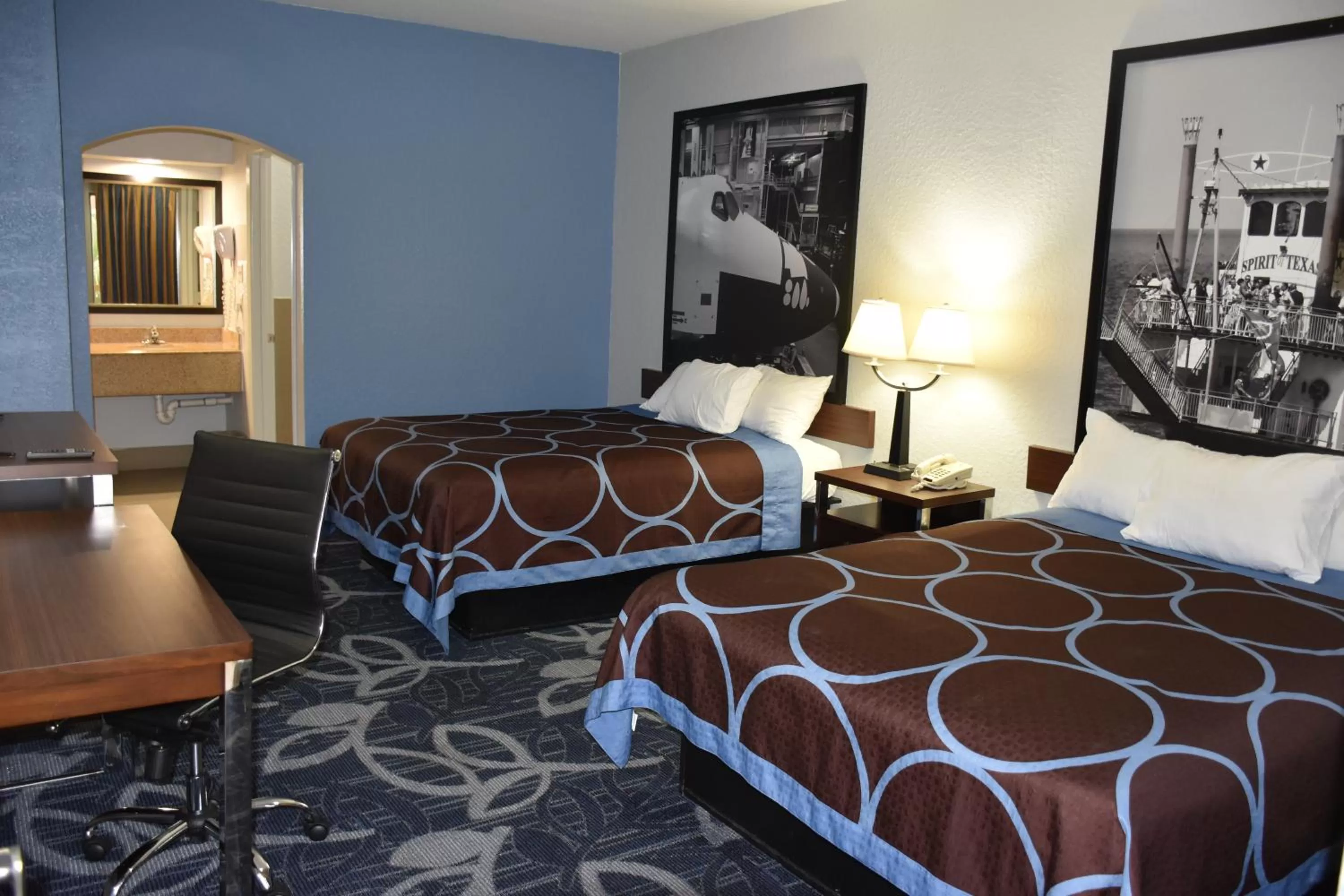 Photo of the whole room, Bed in Super 8 by Wyndham Houston Hobby Airport South