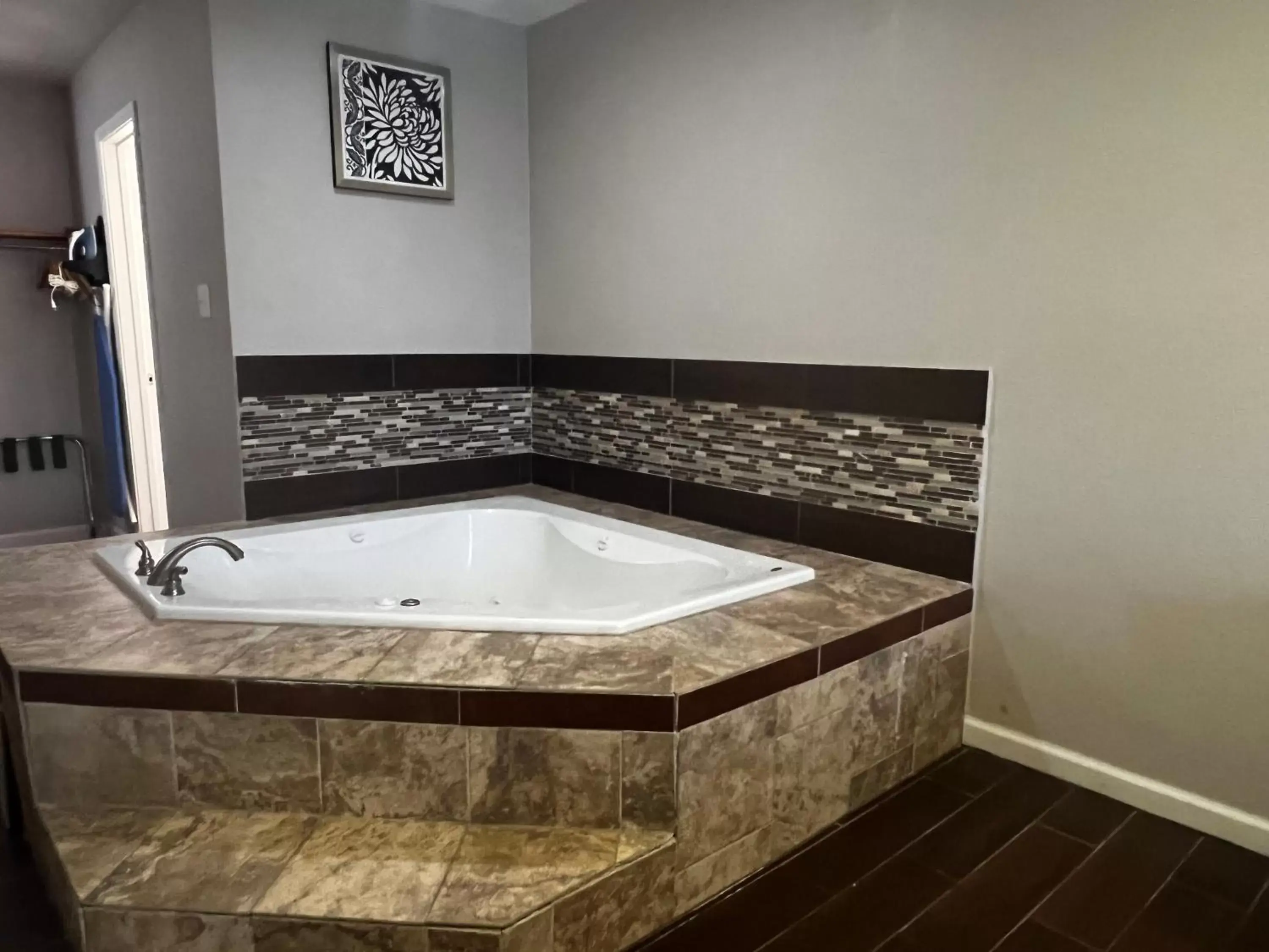 Hot Tub, Bathroom in Baymont by Wyndham Port Arthur - Groves Area