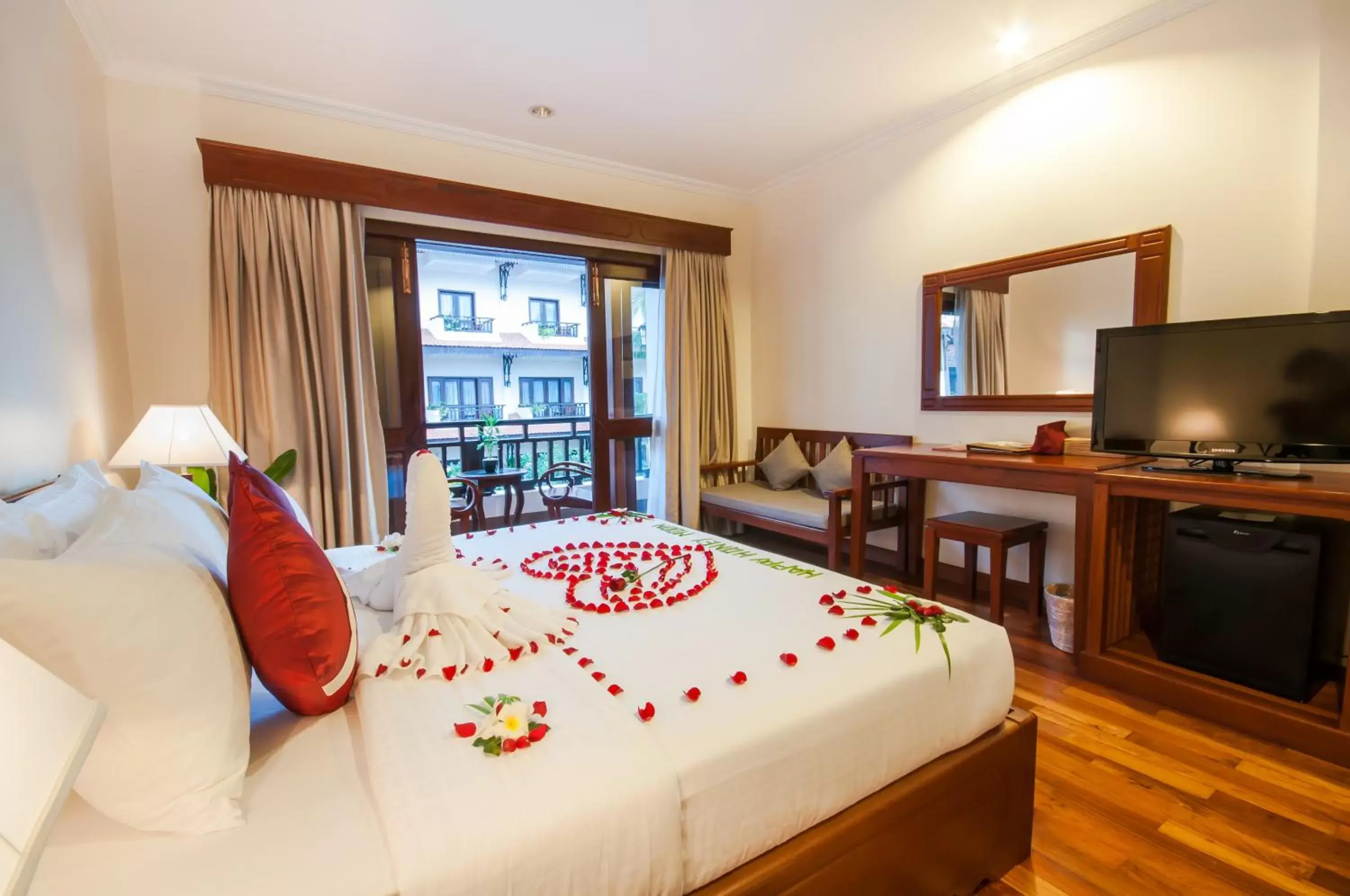 Bedroom, TV/Entertainment Center in Saem Siemreap Hotel