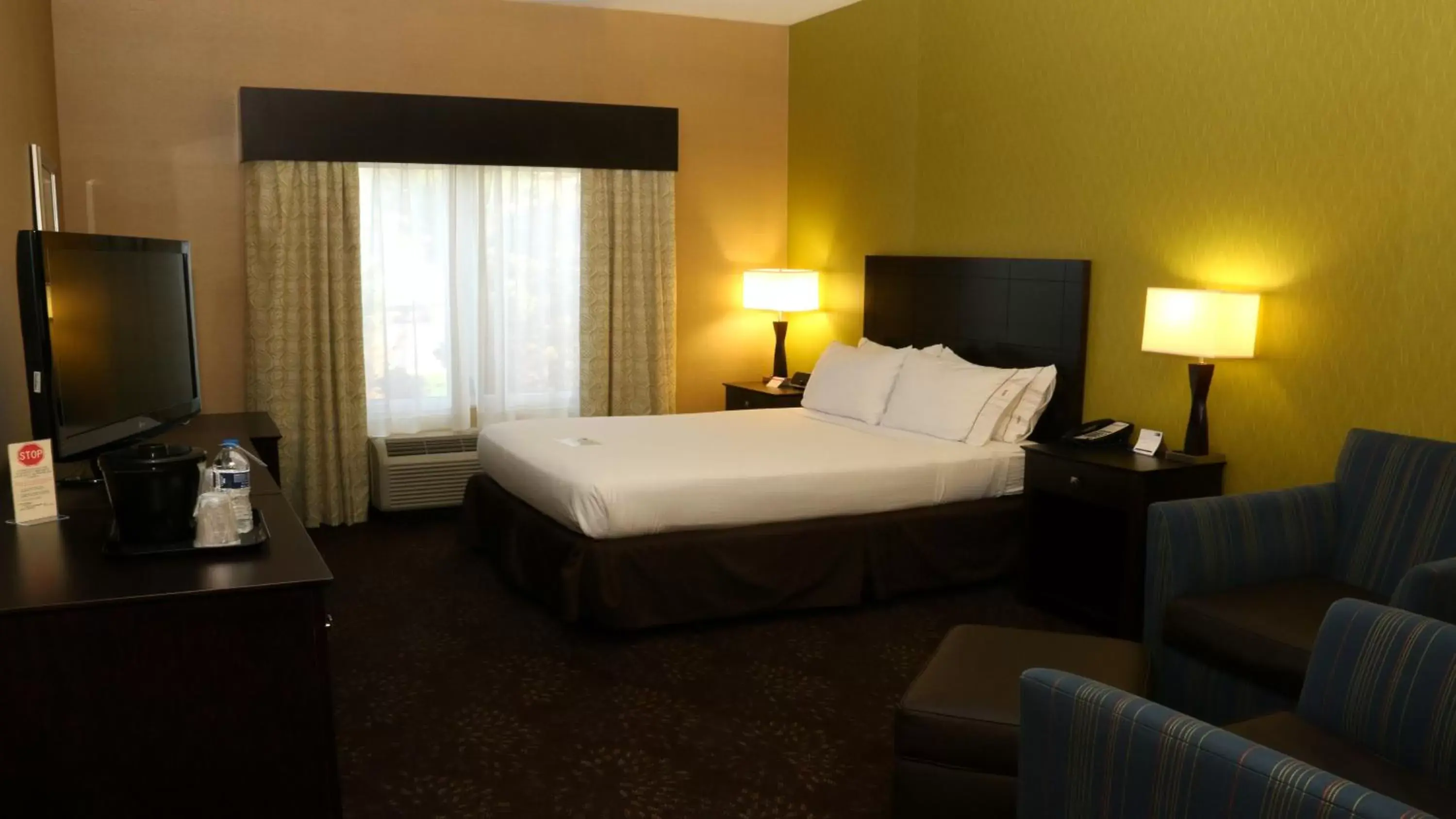 Bedroom, Bed in Holiday Inn Express Hotel & Suites Saginaw, an IHG Hotel