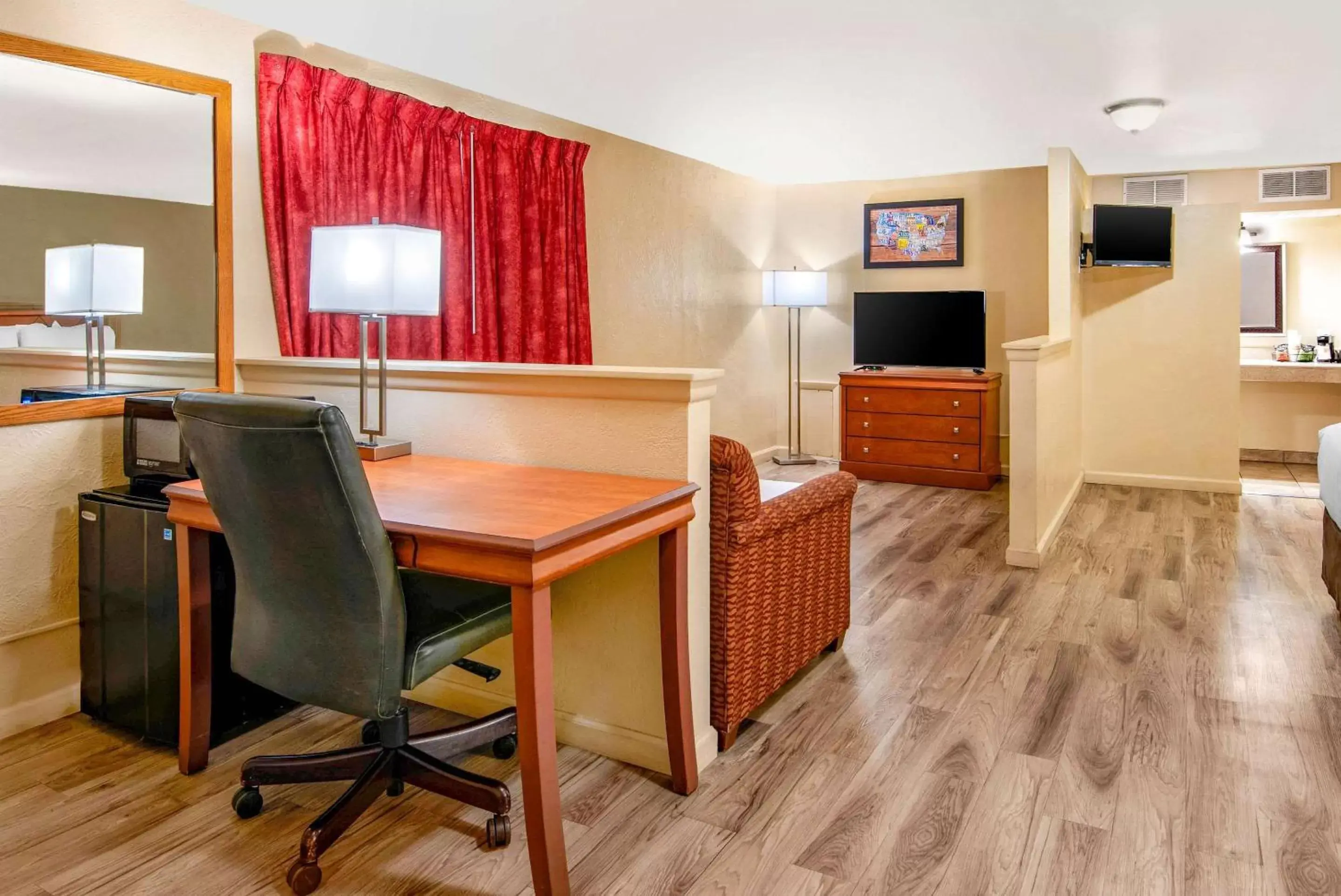 Photo of the whole room, TV/Entertainment Center in Econo Lodge Inn & Suites Durango