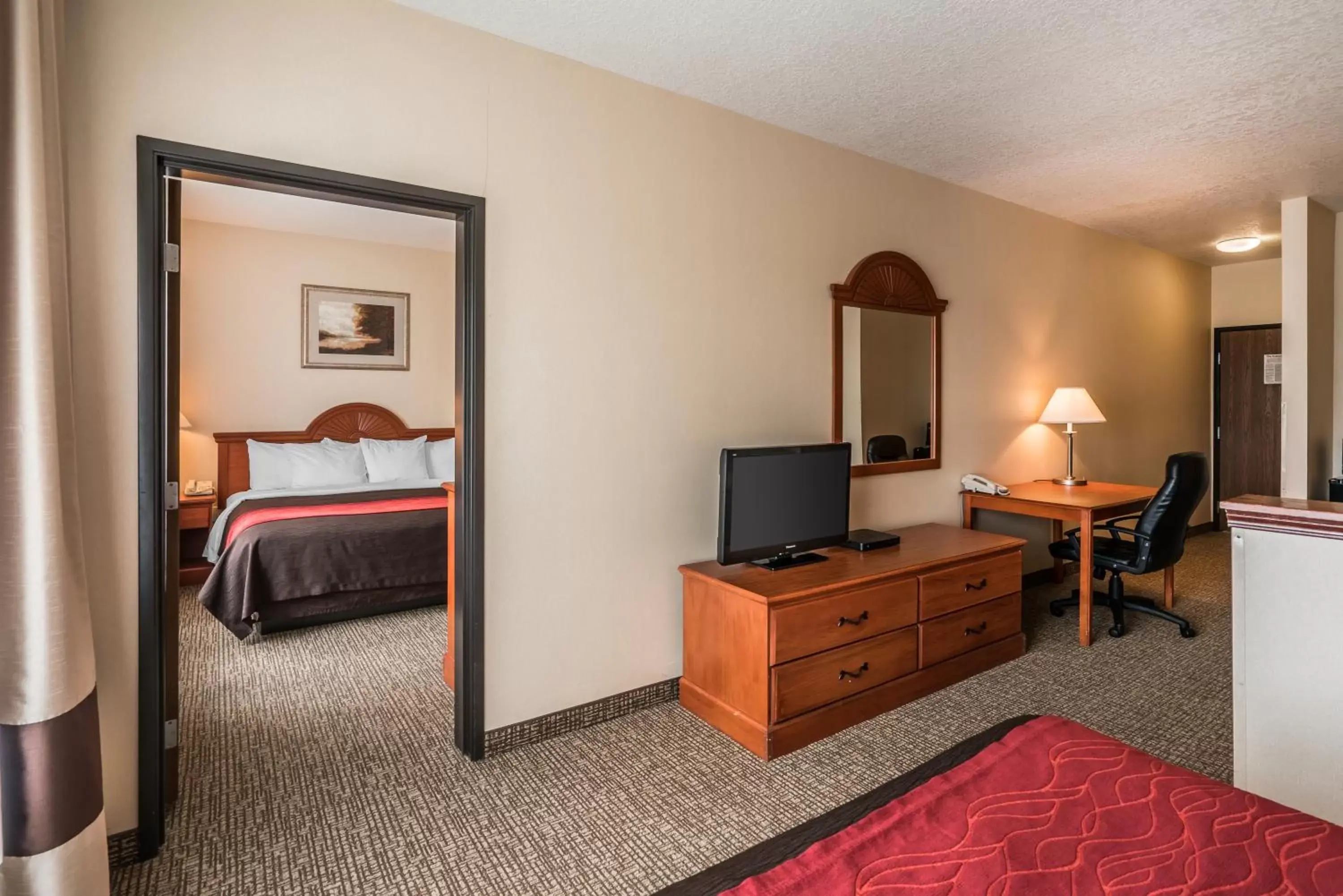 Bed, TV/Entertainment Center in Comfort Inn & Suites Hermiston