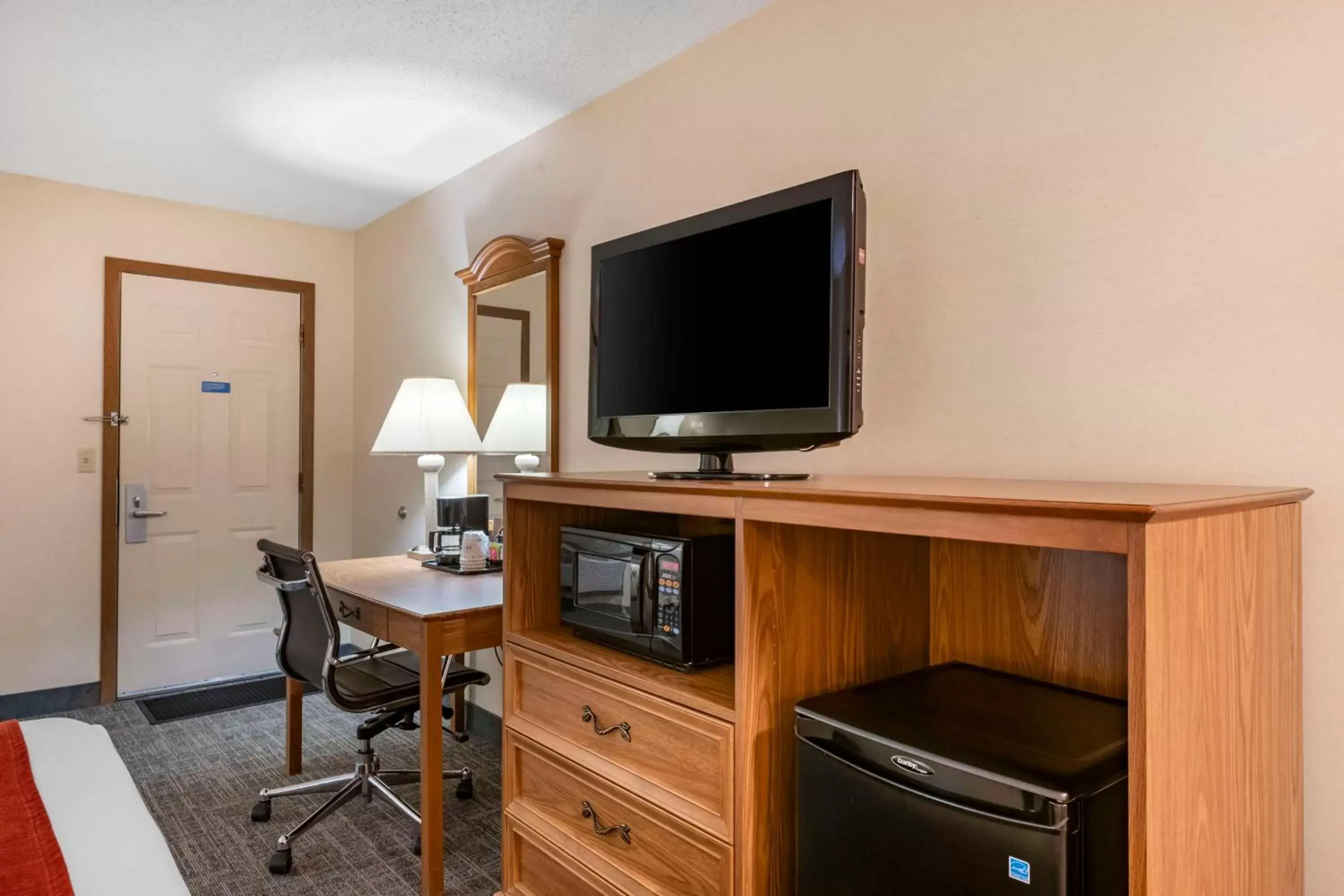 Bedroom, TV/Entertainment Center in SureStay Plus Hotel by Best Western Buffalo