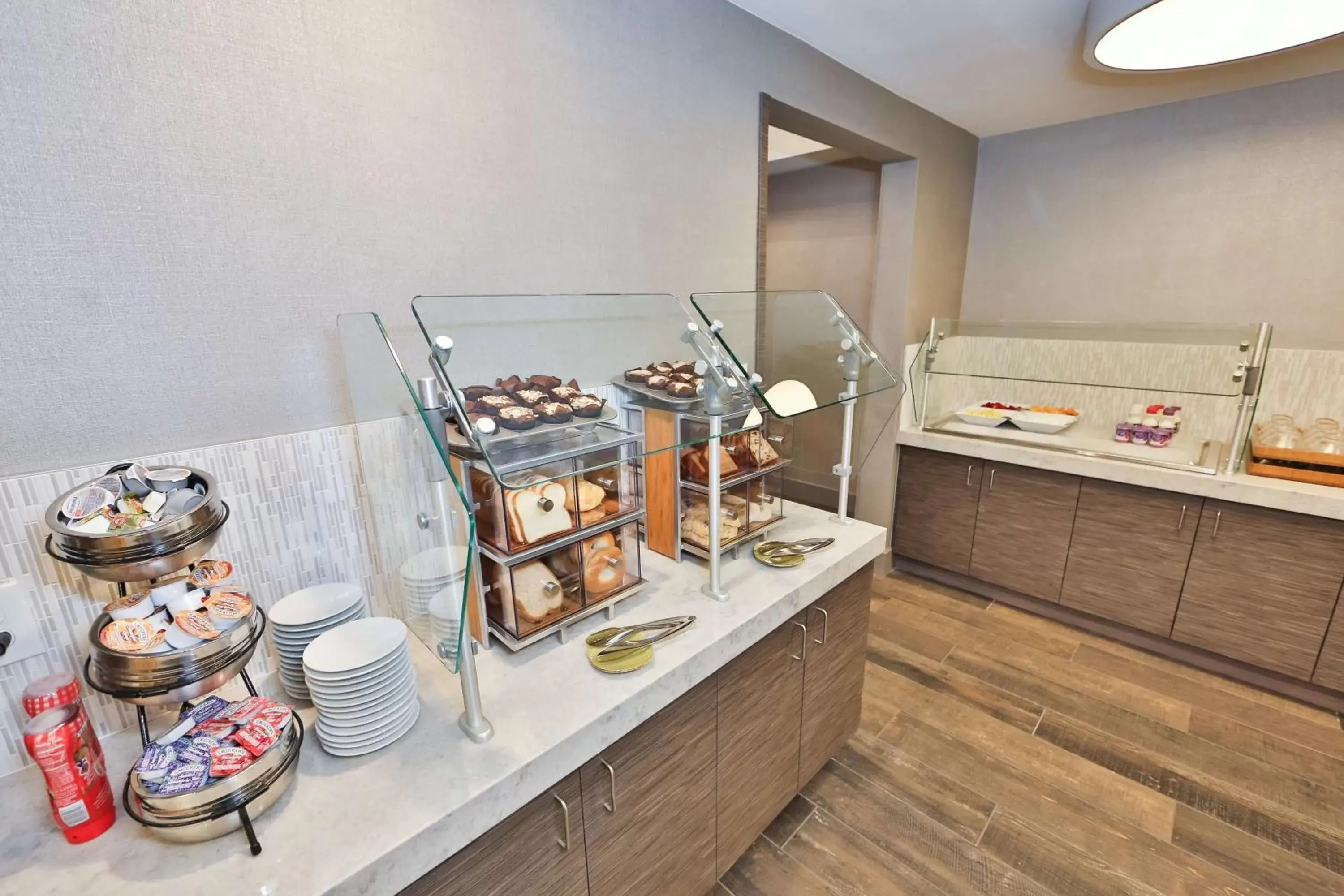 Breakfast, Kitchen/Kitchenette in DoubleTree by Hilton Atlanta Alpharetta-Windward