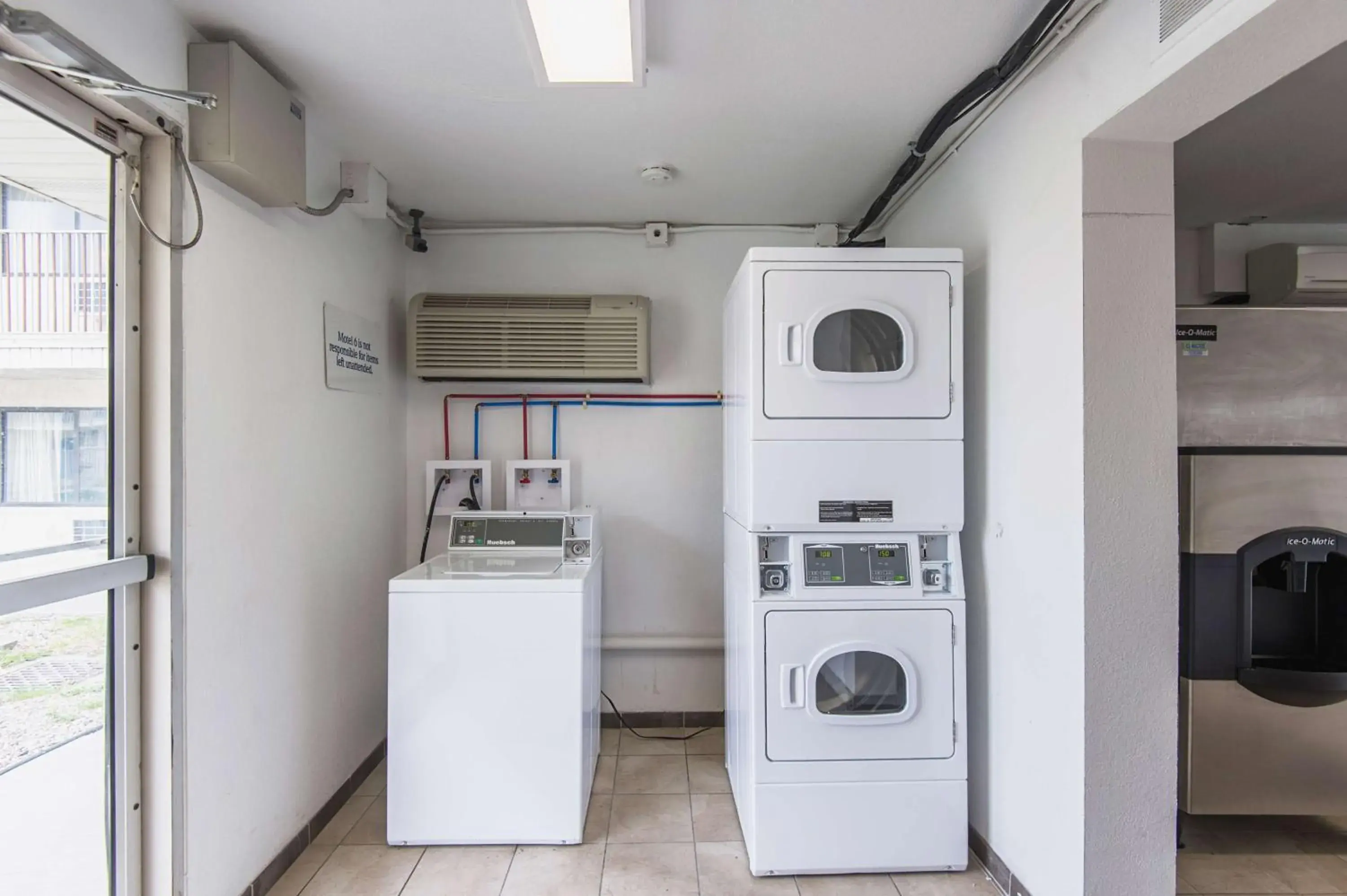 Property building in Motel 6 Kansas City, MO - Airport Property building in Motel 6 Kansas City, MO - Airport