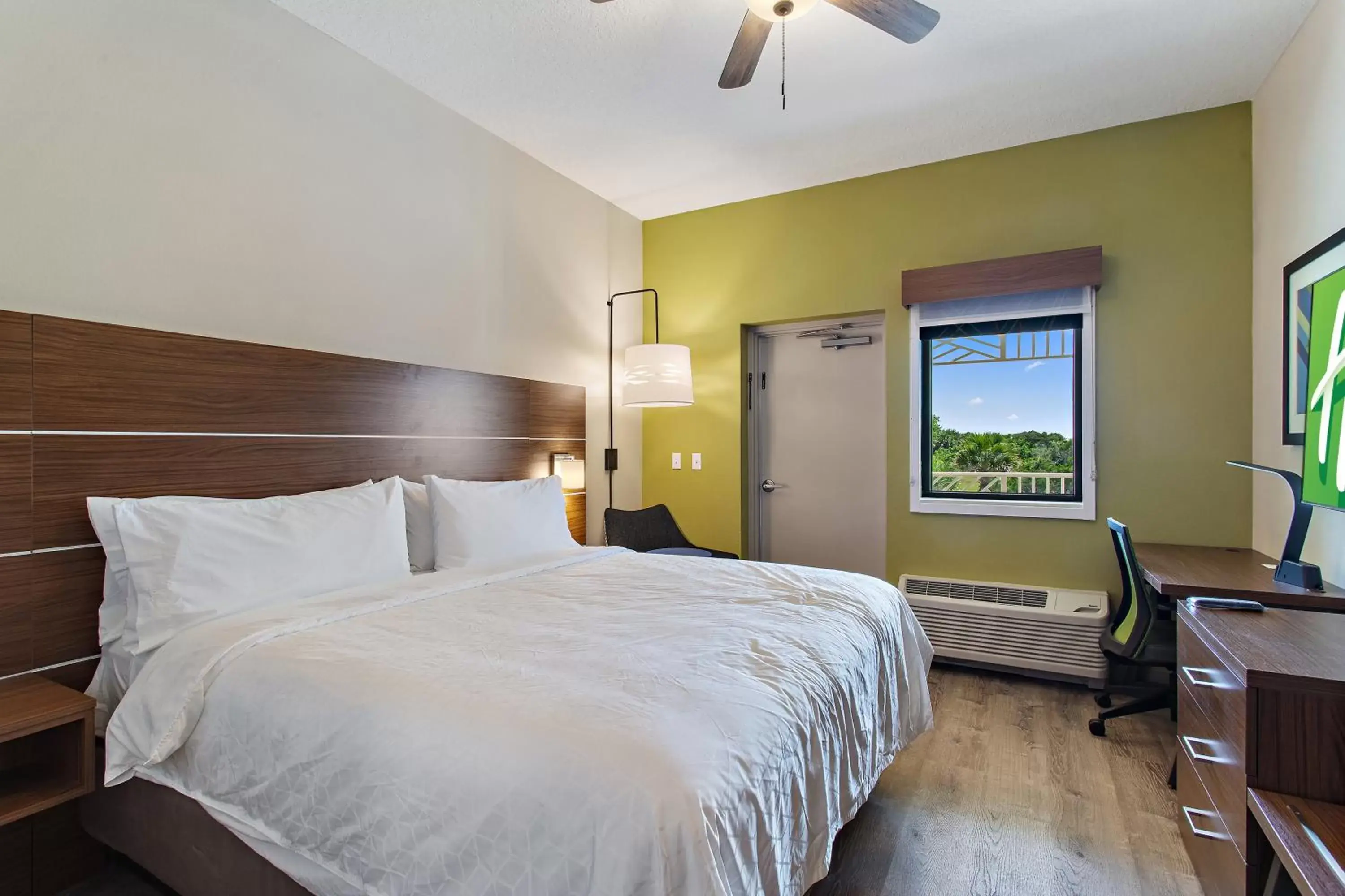 Photo of the whole room, Bed in Holiday Inn Express St. Augustine - Vilano Beach, an IHG Hotel