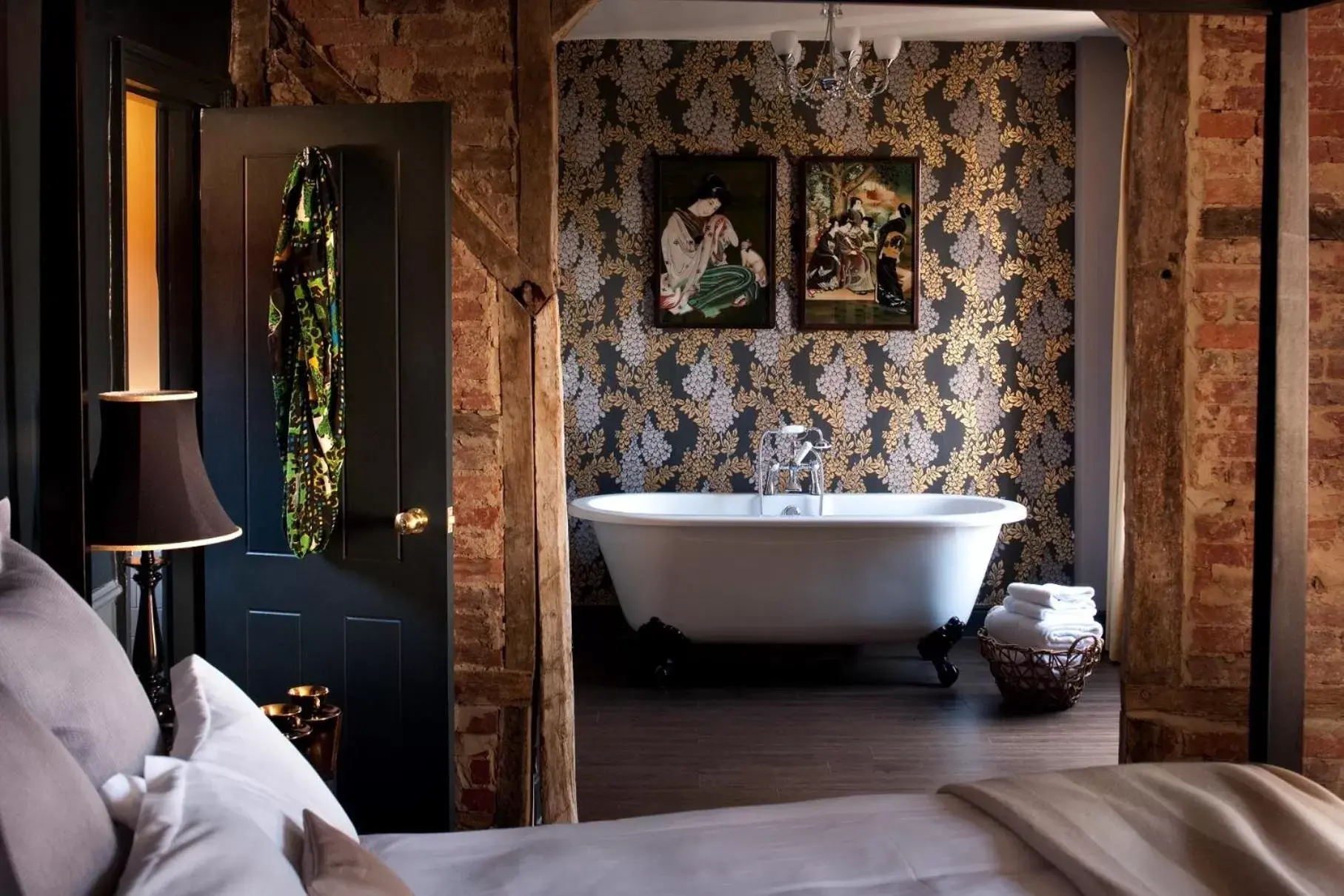 Bathroom, Bed in The Crown And Thistle, Abingdon Bathroom, Bed in The Crown And Thistle, Abingdon