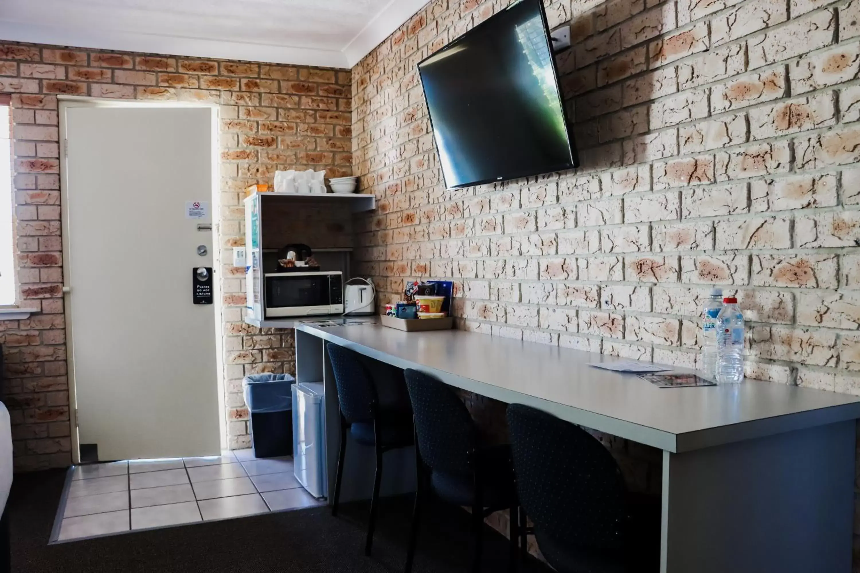 Kitchen/Kitchenette in Kennedy Drive Airport Motel