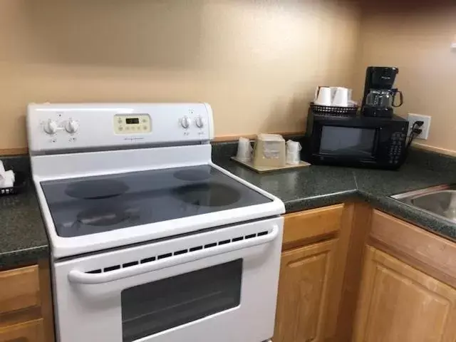 Kitchen/Kitchenette in Pinn Road Inn and Suites Lackland AFB and Seaworld