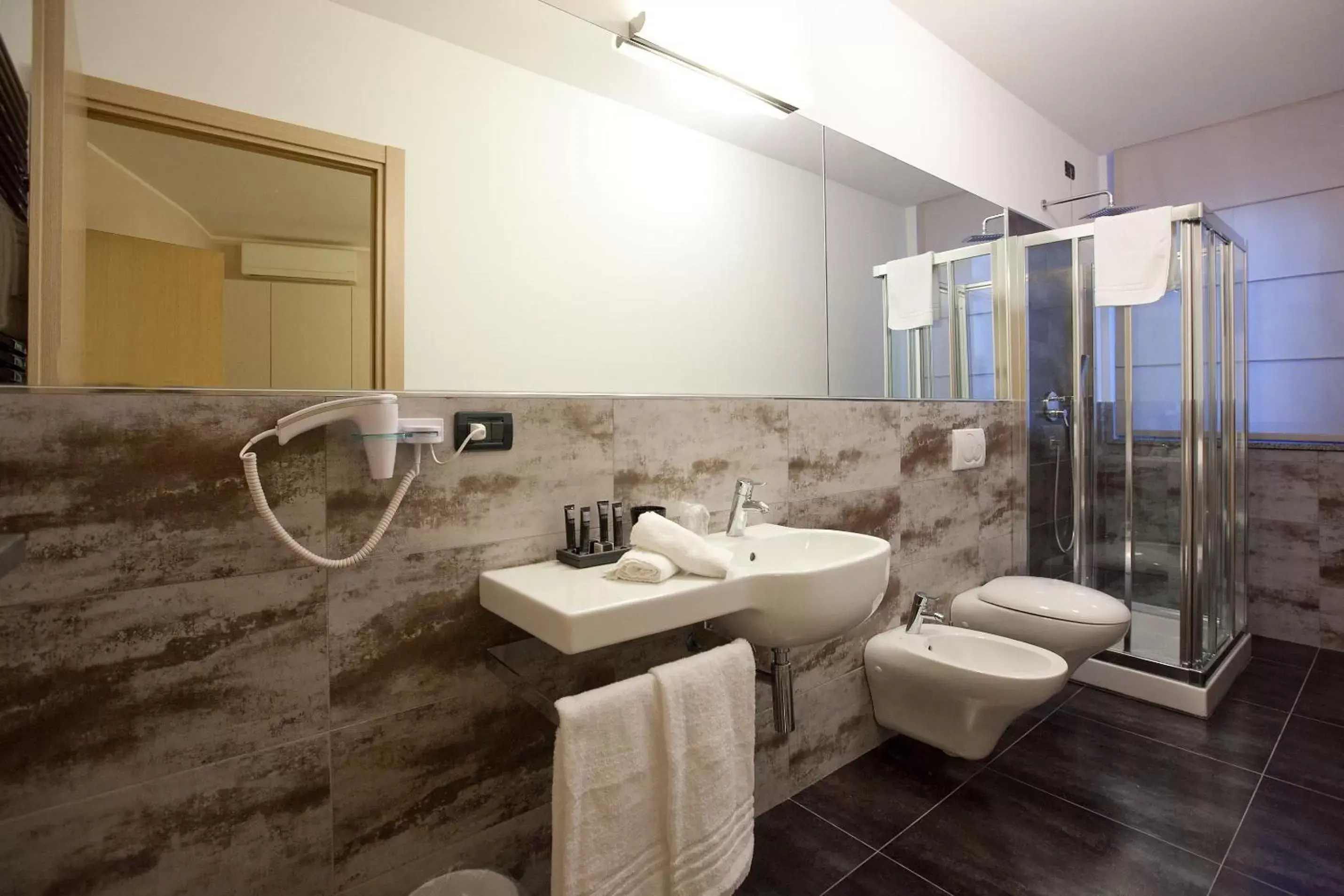 Toilet, Bathroom in Hotel La Meridiana