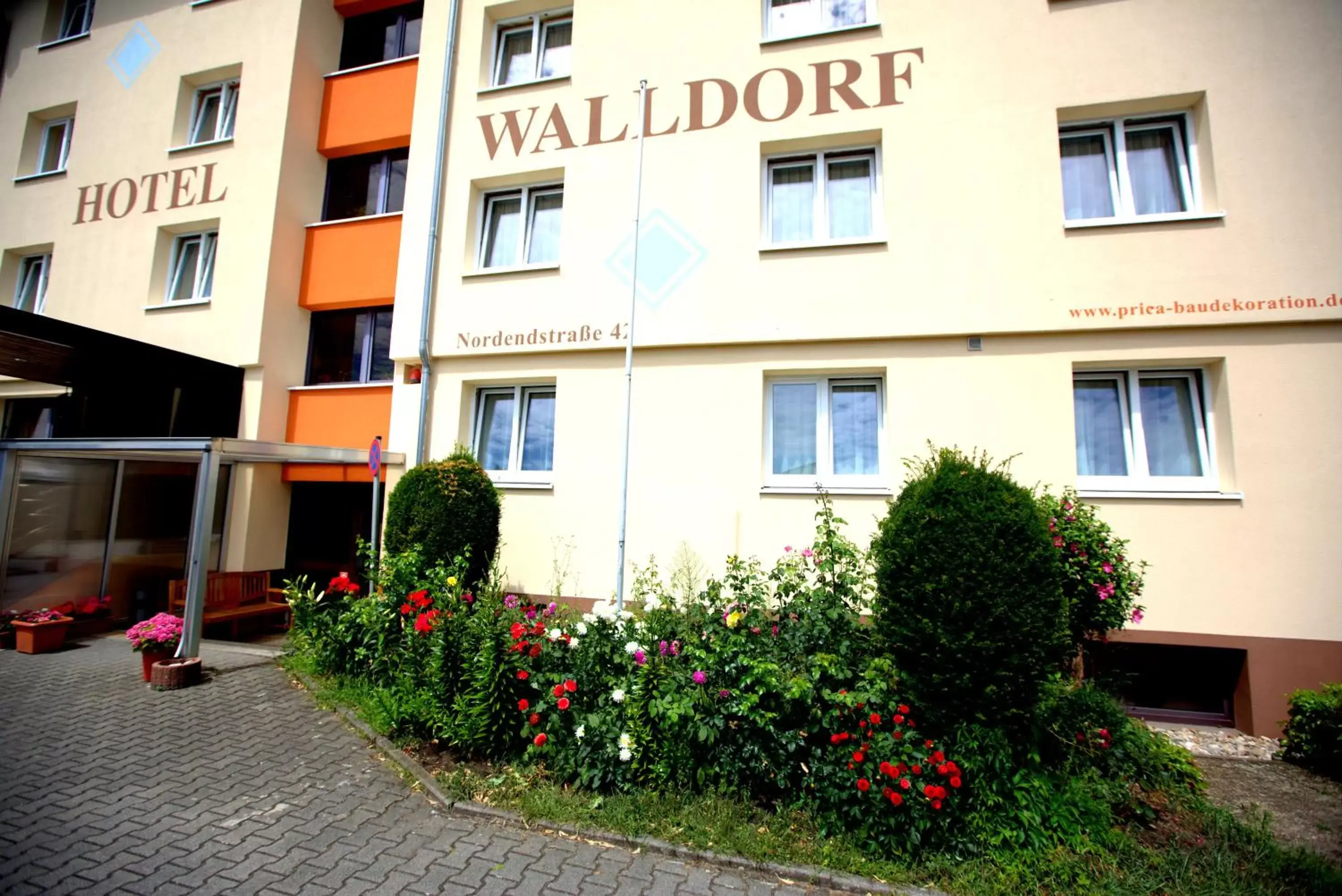 Garden, Property Building in Airport Hotel Walldorf