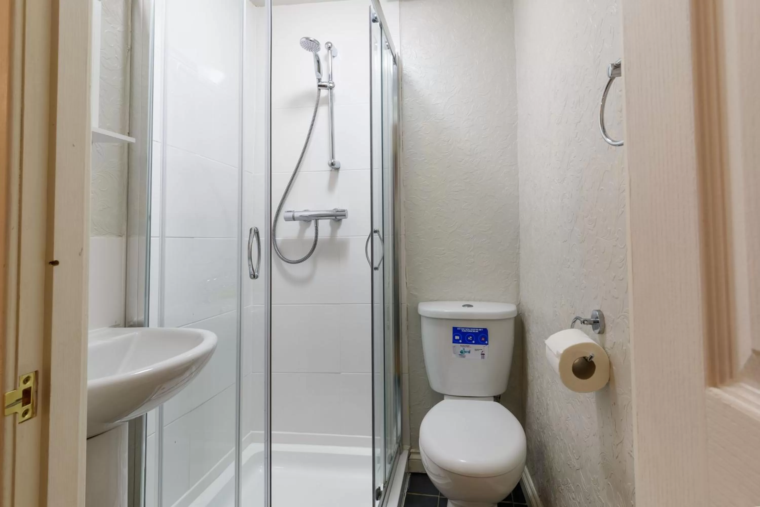 Shower in Castle Walk Bed & Breakfast